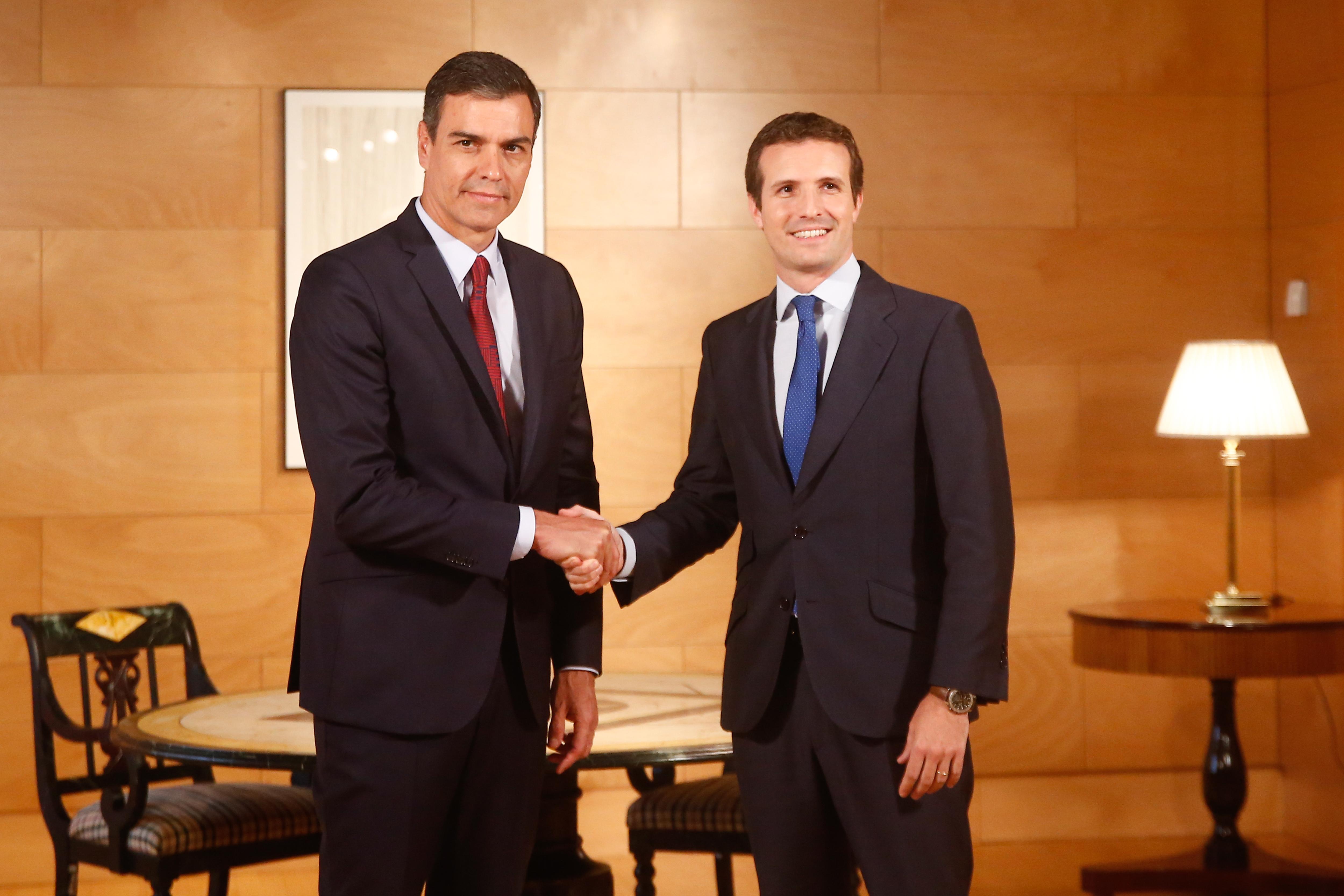 El presidente del Gobierno en funciones Pedro Sánchez y el presidente del PP Pablo Casado se reúnen de cara a la investidura en el Congreso. EP