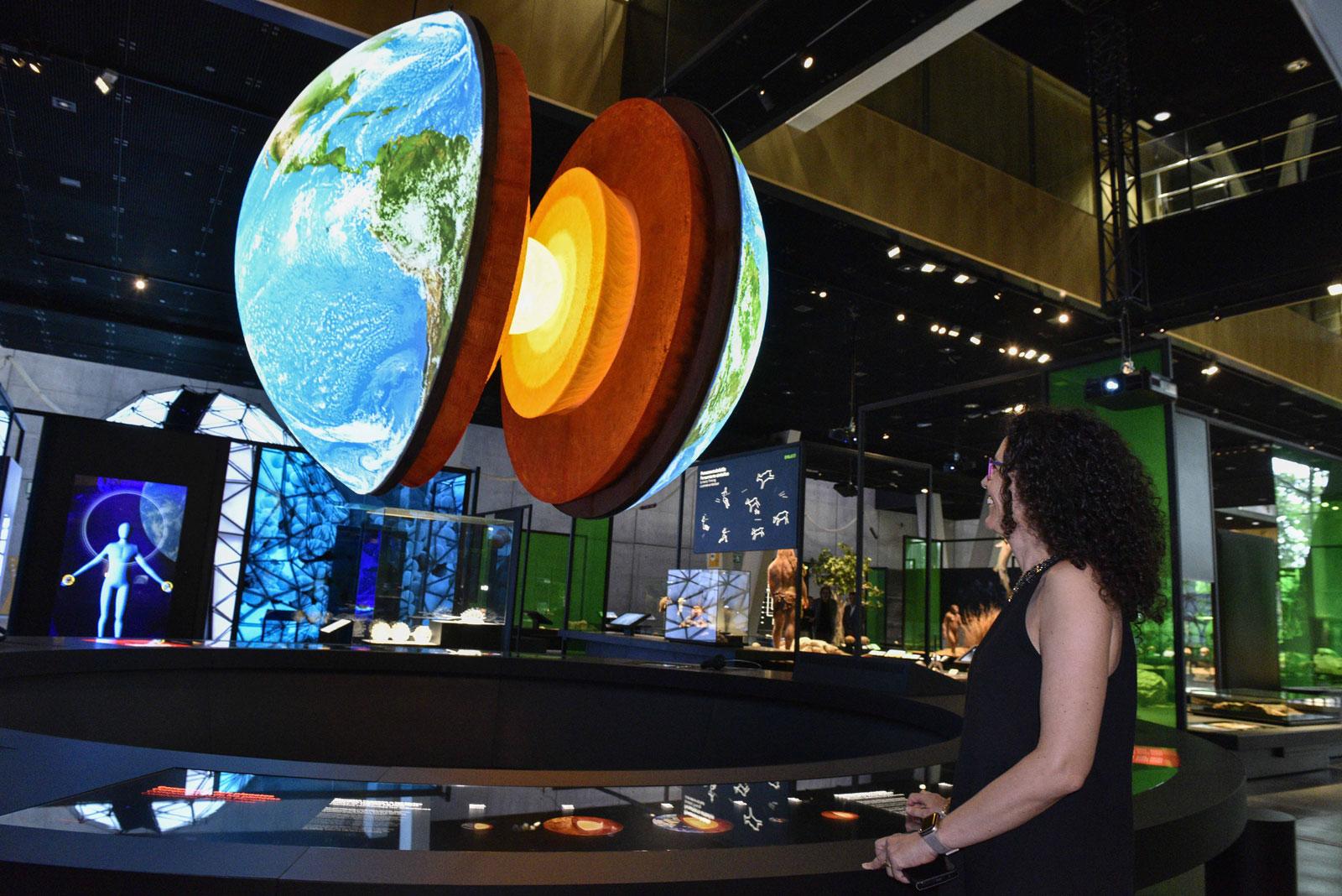 Universo es la nueva sala expositiva de CosmoCaixa, que propone un recorrido que estimula la curiosidad de los visitantes a partir de experiencias interactivas, objetos reales y reproducciones científicas y artísticas de máxima calidad.