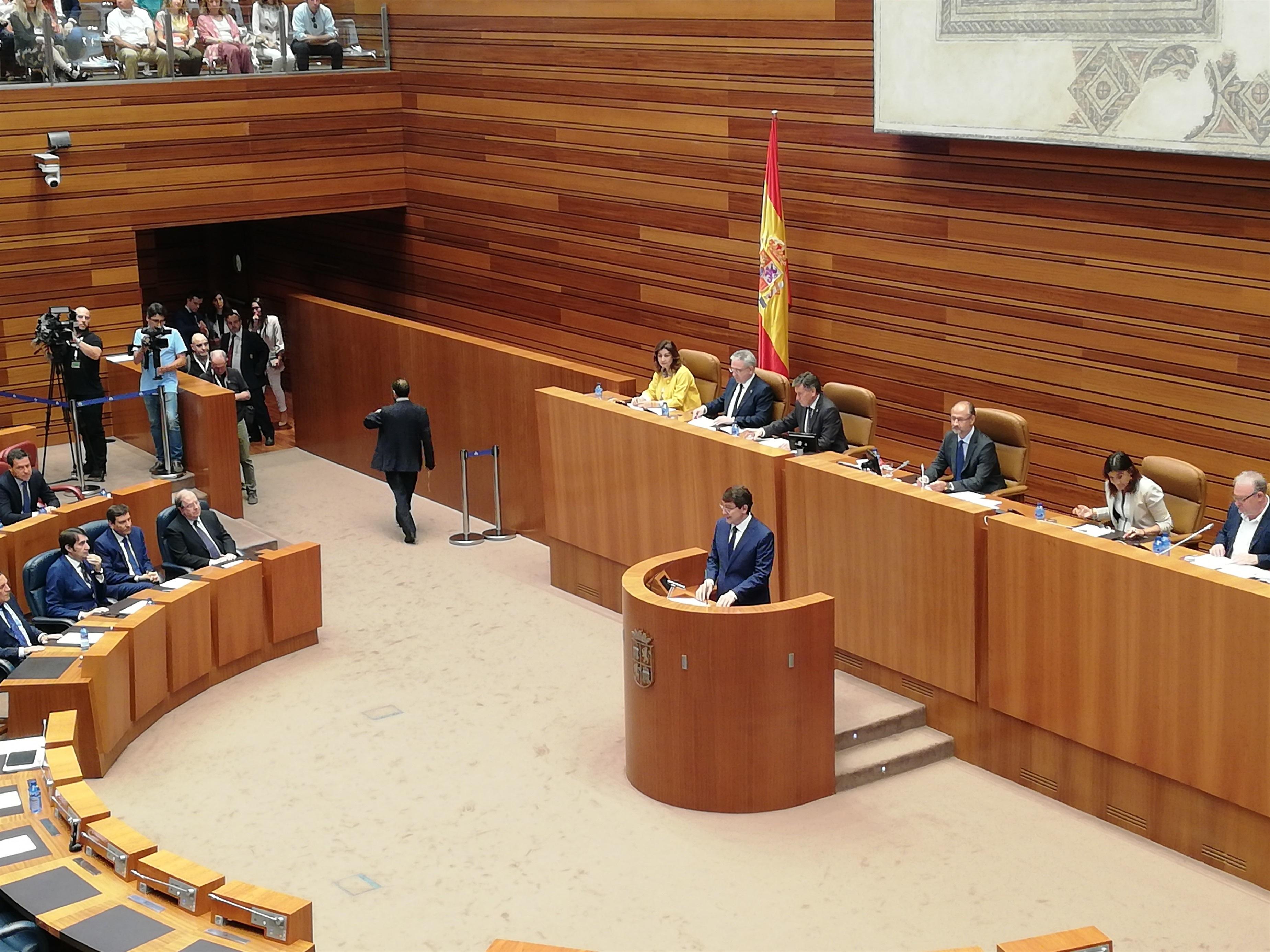 Alfonso Fernández Mañueco interviene en el pleno de investidura en las Cortes. EP