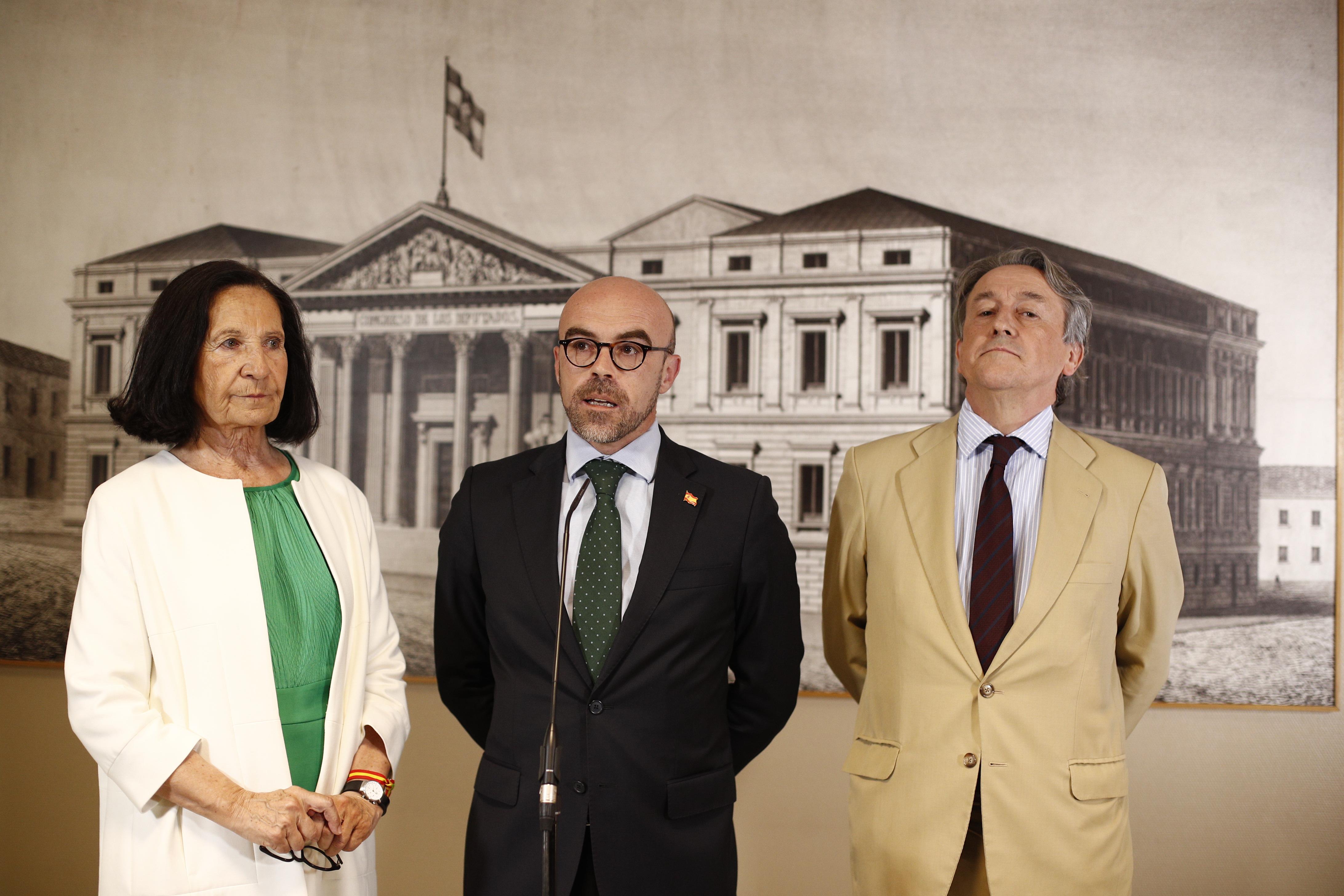 EuropaPress 2212518 (I d) Los eurodiputados electos de VOX Mazaly Aguilar Jorge Buxadé y Hermann Tertsch ofrecen una rueda de prensa en el Congreso de los Diputados tras acatar la Constitución 