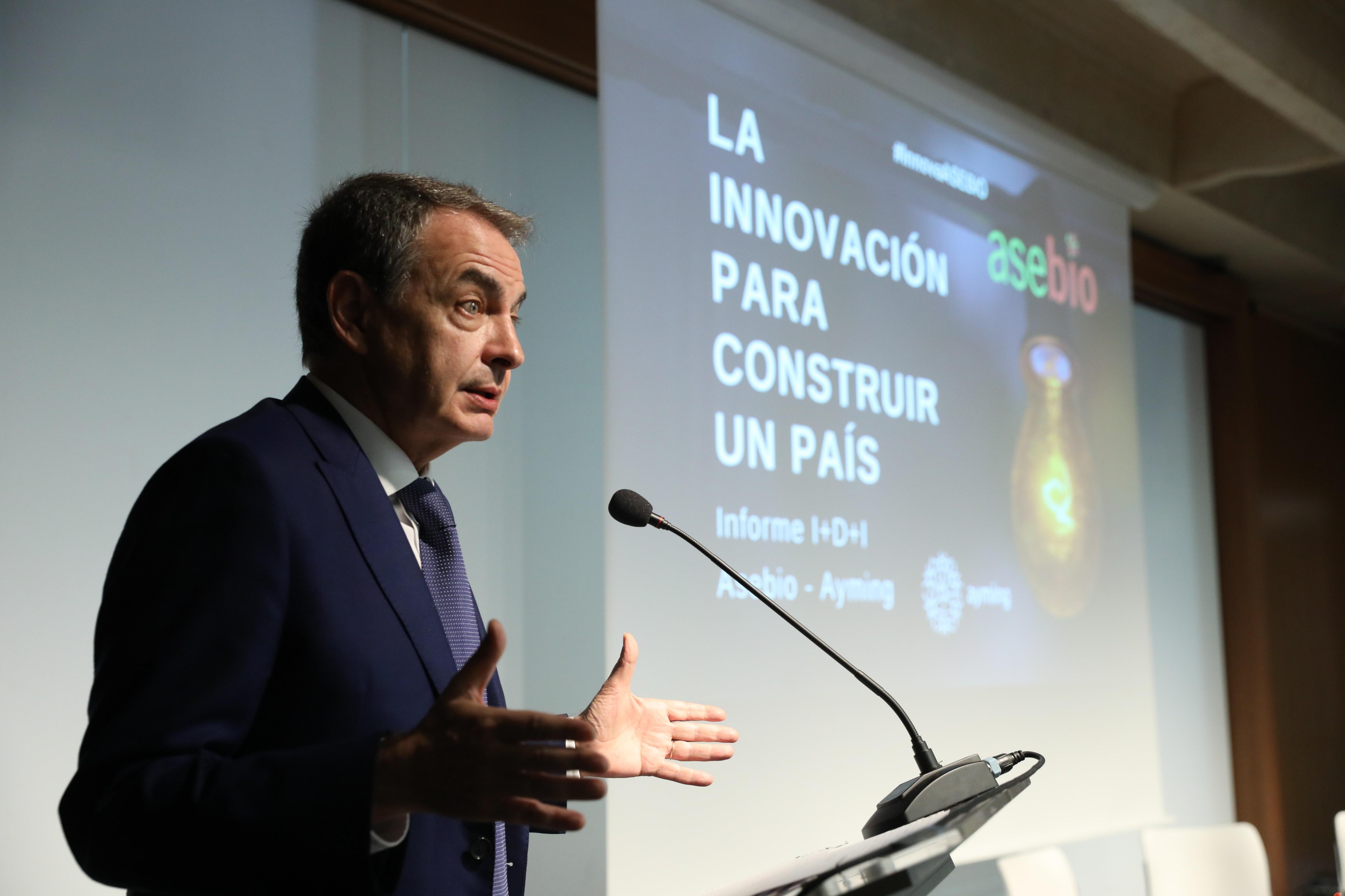  El expresidente del Gobierno José Luis Rodríguez Zapatero durante su intervención en la clausura del debate sobre el Informe I+D+i Asebio  (1)