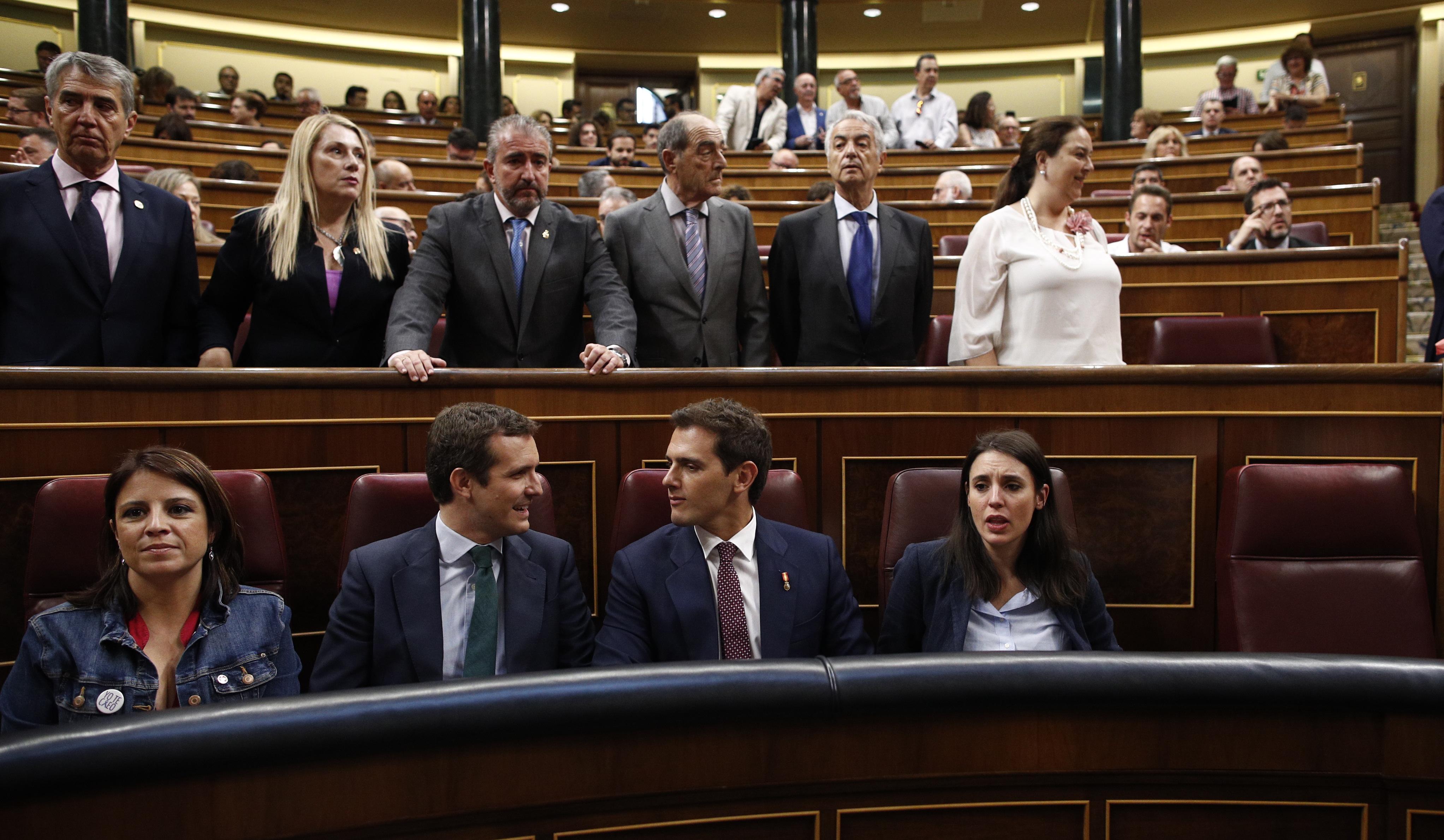 La portavoz y vicesecretaria general del PSOE Adriana Lastra; los presidentes del PP y Ciudadanos; Pablo Casado y Albert Rivera; y la portavoz de Unidas Podemos en el Congreso, Irene Montero