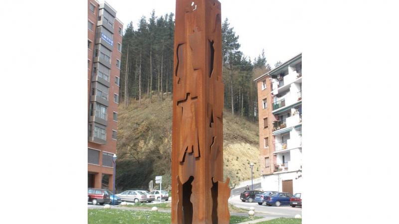 Monolito a las víctimas del terrorismo ubicado en el parque San Pelayo, Ermua, Vizcaya