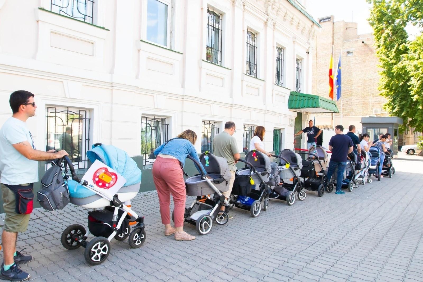 Plataforma apartidista por la Protección de la Infancia Nacida en Georgia y Ucrania ante el Consulado de España en Ucrania. Europa Press.