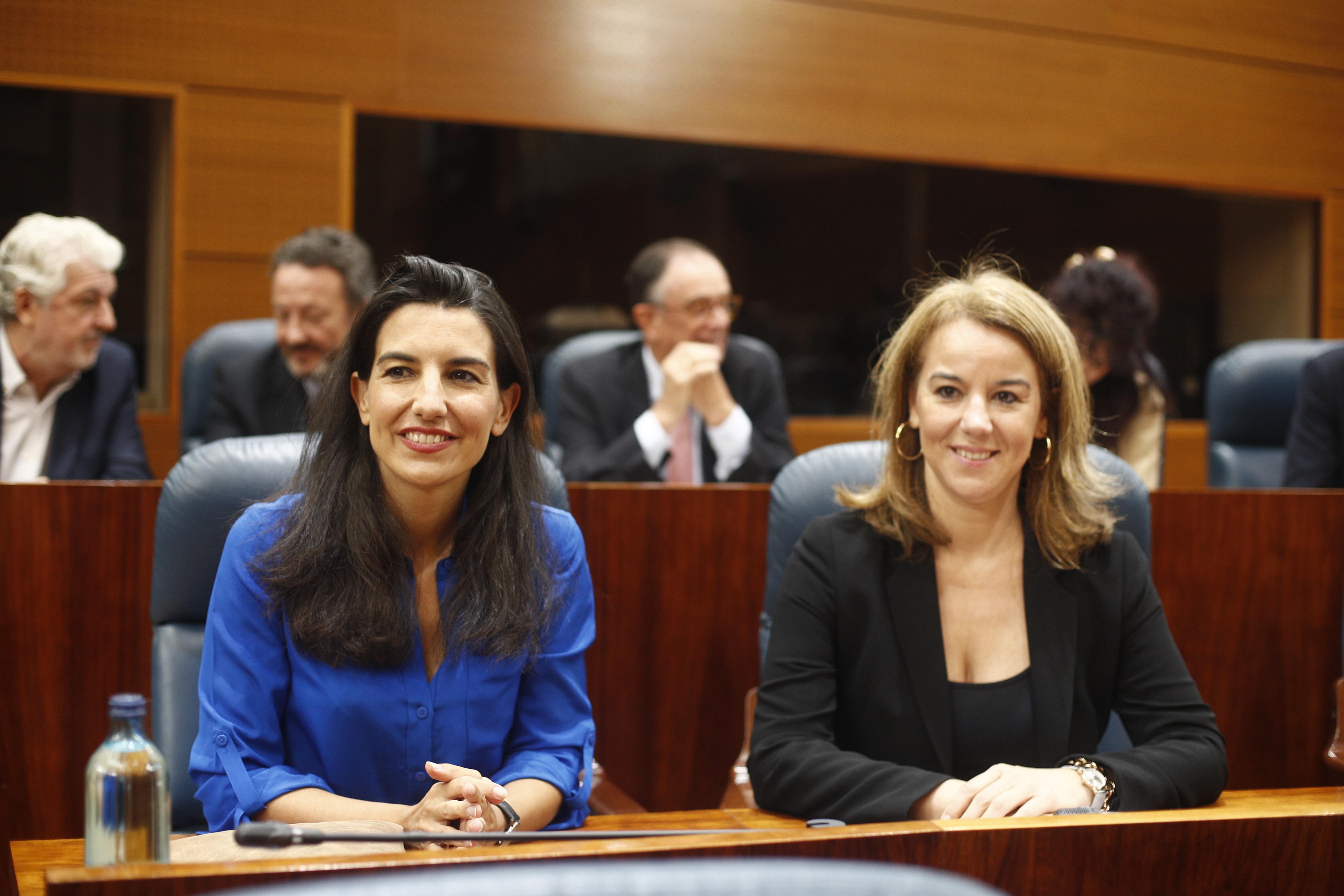 La candidata de VOX la presidencia de la Comunidad de Madrid Rocío Monasterio y la diputada de VOX en en la Asamblea de Madrid Ana Cuartero durante el pleno de la Asamblea para elegir a lo