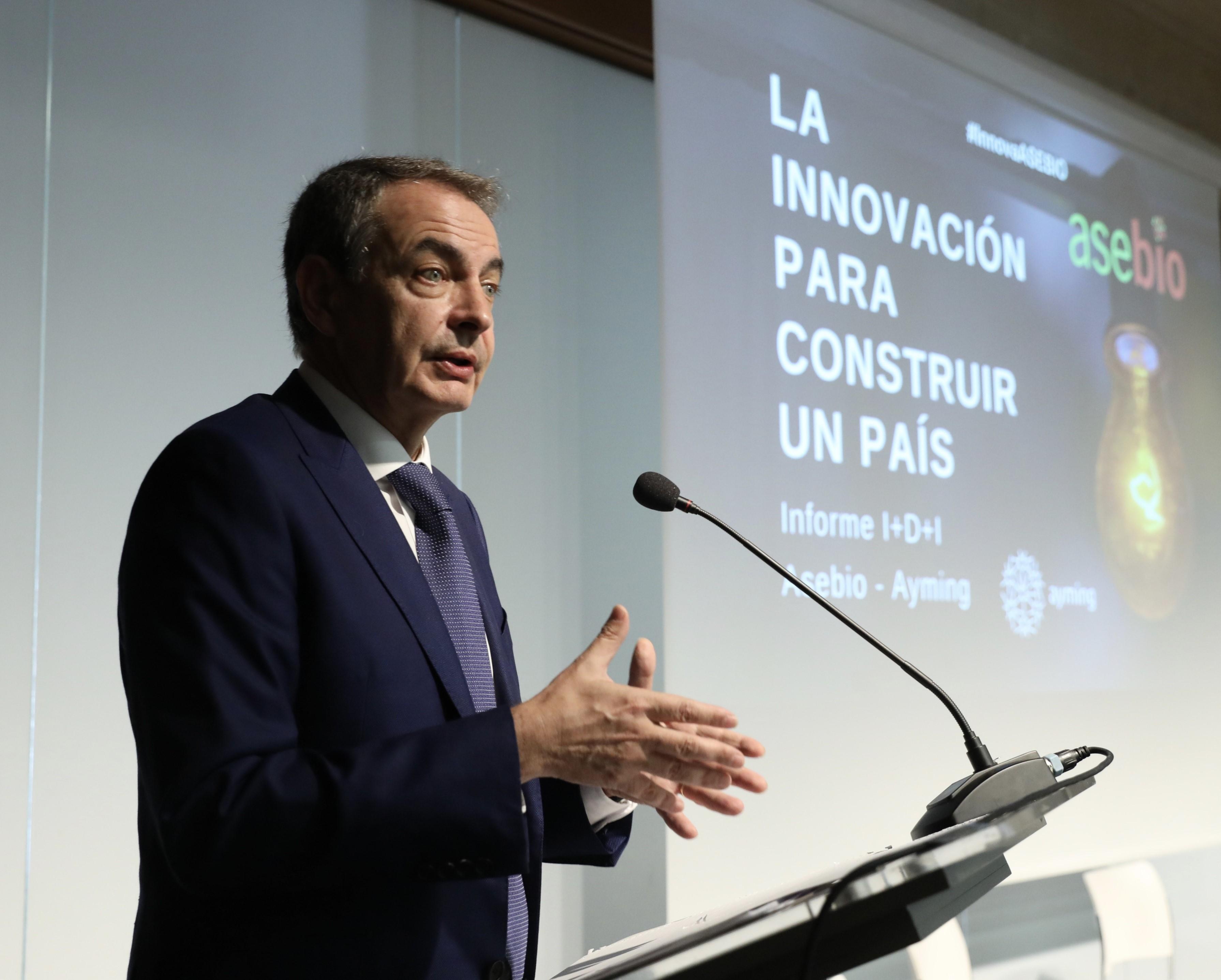  El expresidente del Gobierno José Luis Rodríguez Zapatero durante su intervención en la clausura del debate sobre el Informe I+D+i Asebio 