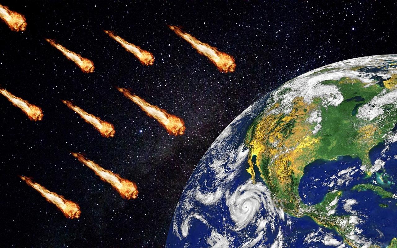 Meteoritos cayendo a la Tierra. Pixabay