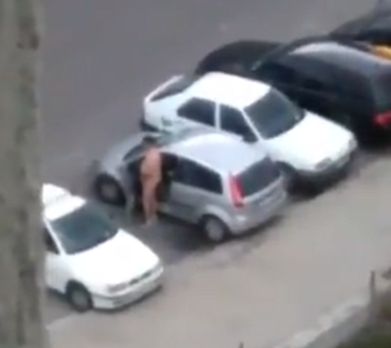 Un hombre masturbándose a plena luz del día