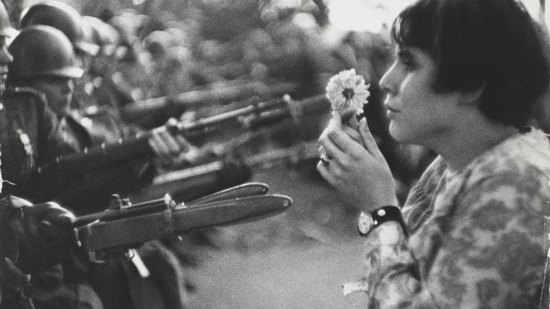 marc riboud lyon 1923 paris 2016 i la joven con la flor i 1967 copia en gelatina de plata 26 4 x 36 cm collecti (1)