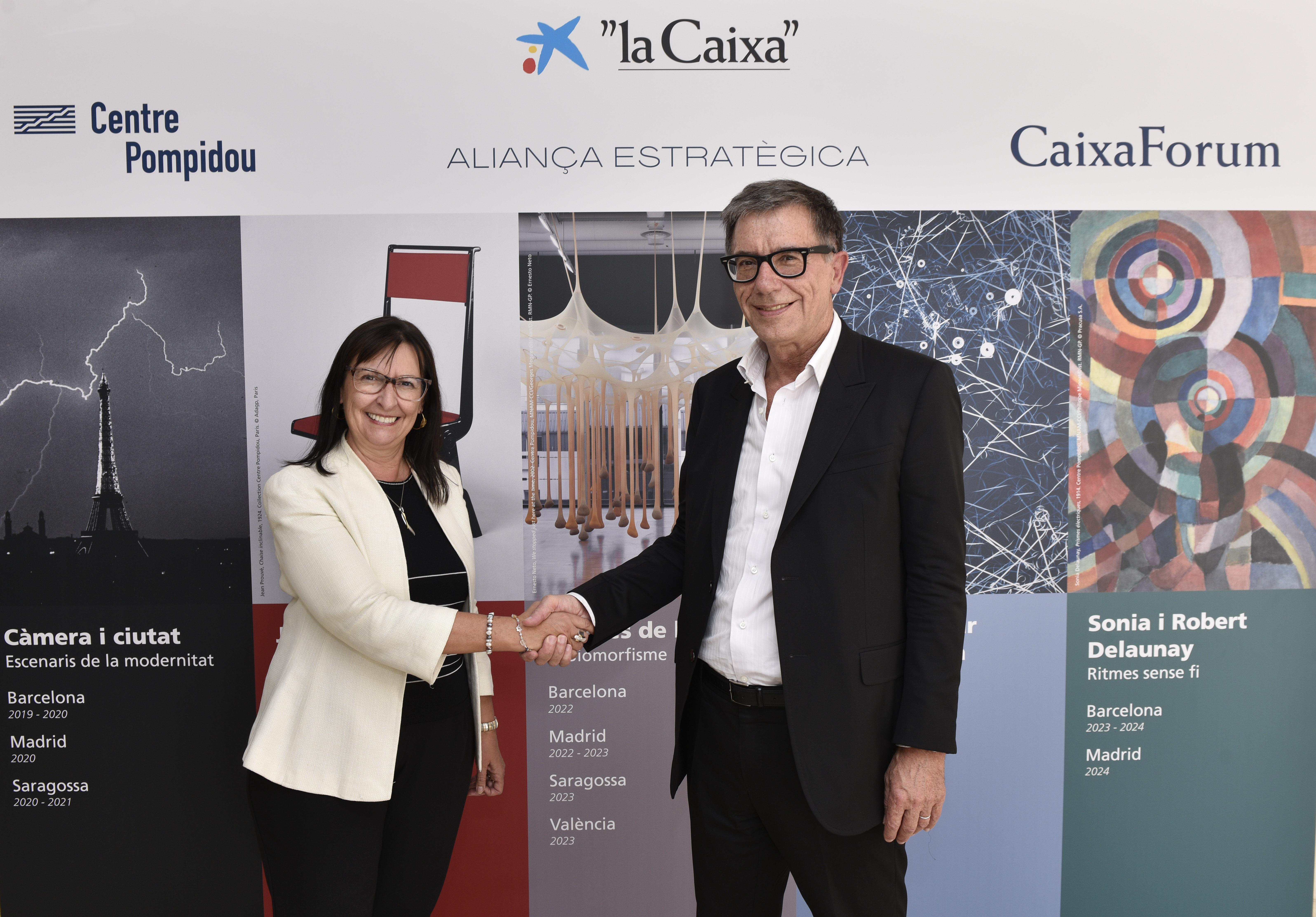 La directora general adjunta de la Fundación Bancaria ”la Caixa”, Elisa Durán, y el presidente del Centre Pompidou, Serge Lasvignes, conversan después del acuerdo entre las dos instituciones.