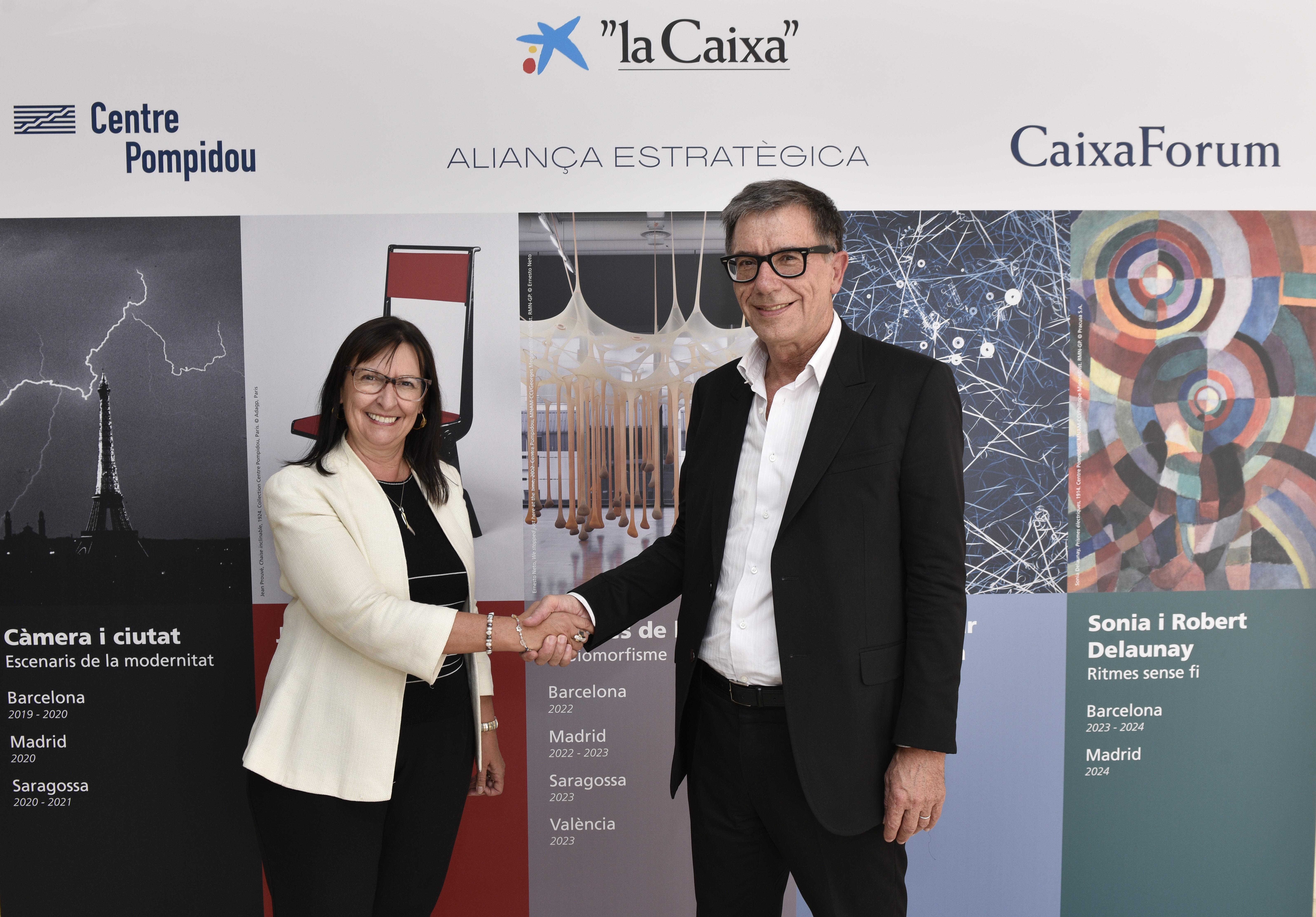 La directora general adjunta de la Fundación Bancaria ”la Caixa”, Elisa Durán, y el presidente del Centre Pompidou, Serge Lasvignes, conversan después del acuerdo entre las dos instituciones.
