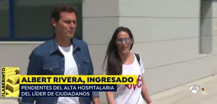 Albert Rivera sale del hospital acompañado por Malú