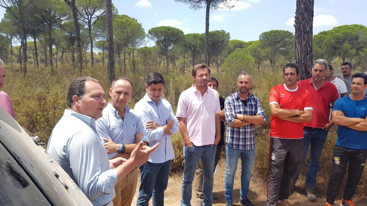 Dirigentes del PP Huelva (a la izquierda), en su encuentro días pasados con agricultores del entorno de Doñana. FB AACO