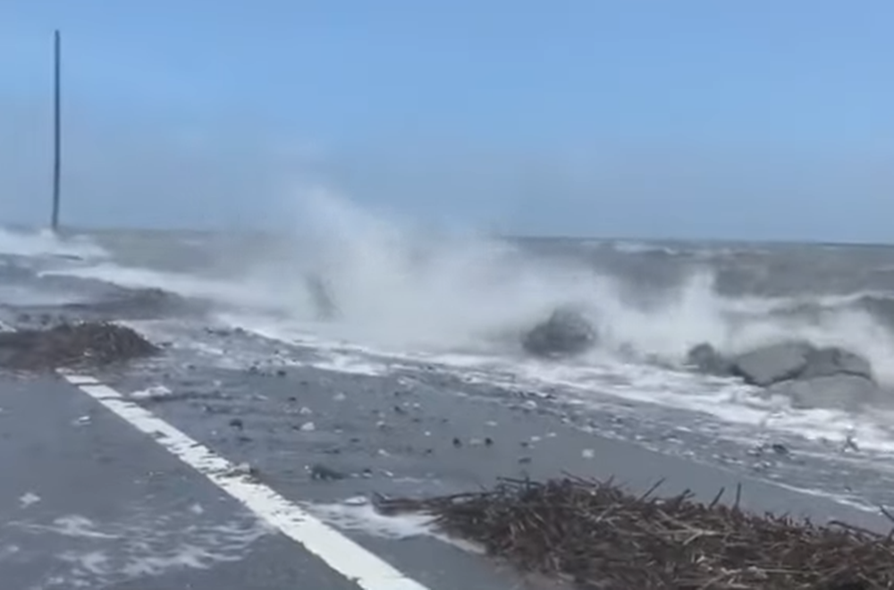 Barry ha comenzado a dejar ya fuertes vientos e intensas lluvias. 