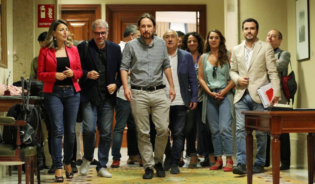 Pablo Iglesias y dirigentes de Podemos, con los líderes confederales de CCOO y UGT. JESÚS HELLÍN/EP