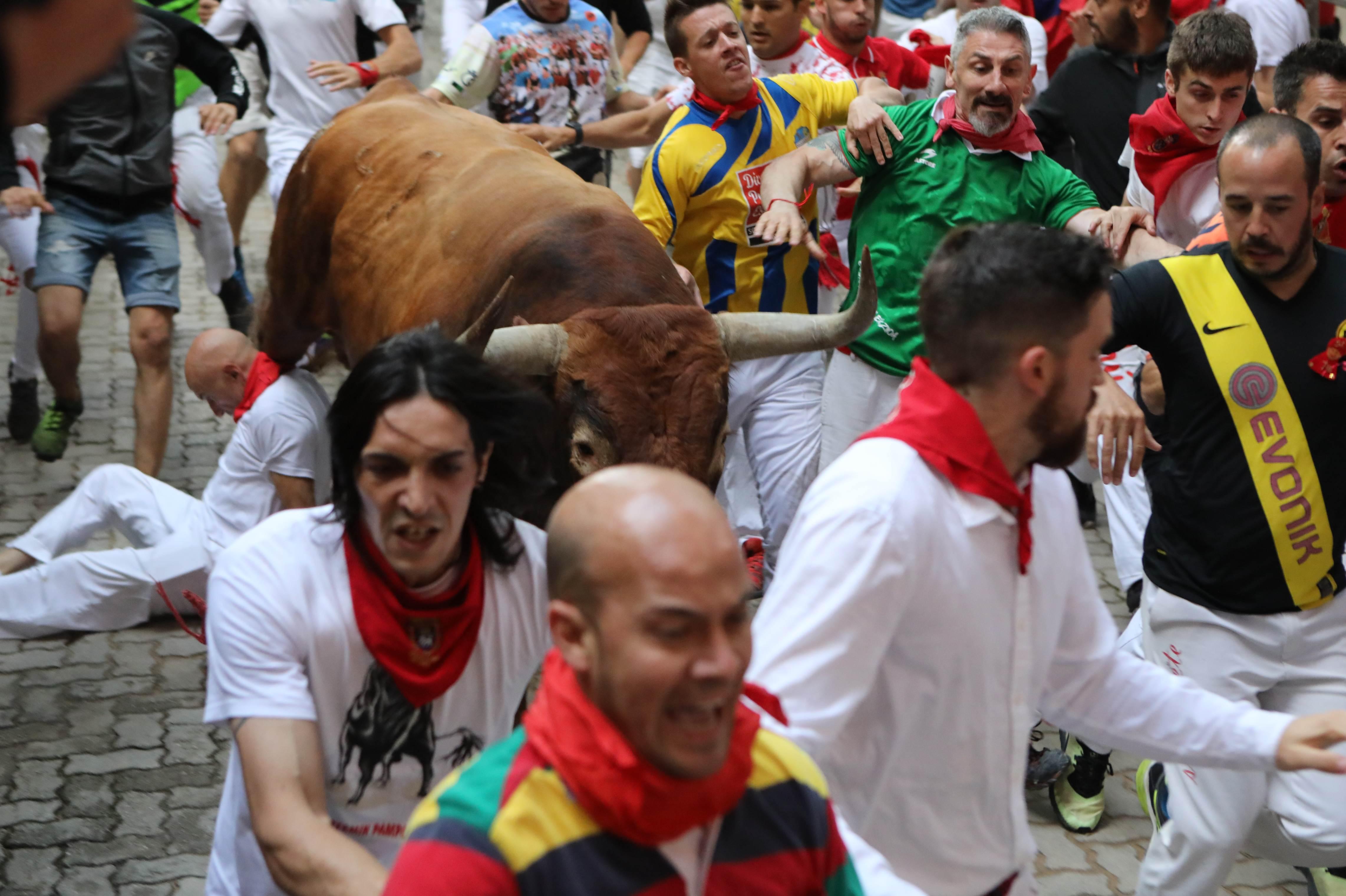 Cientos de personas corren en el último encierro de los Sanfermines 2019 en Pamplona (Navarra)  (1)