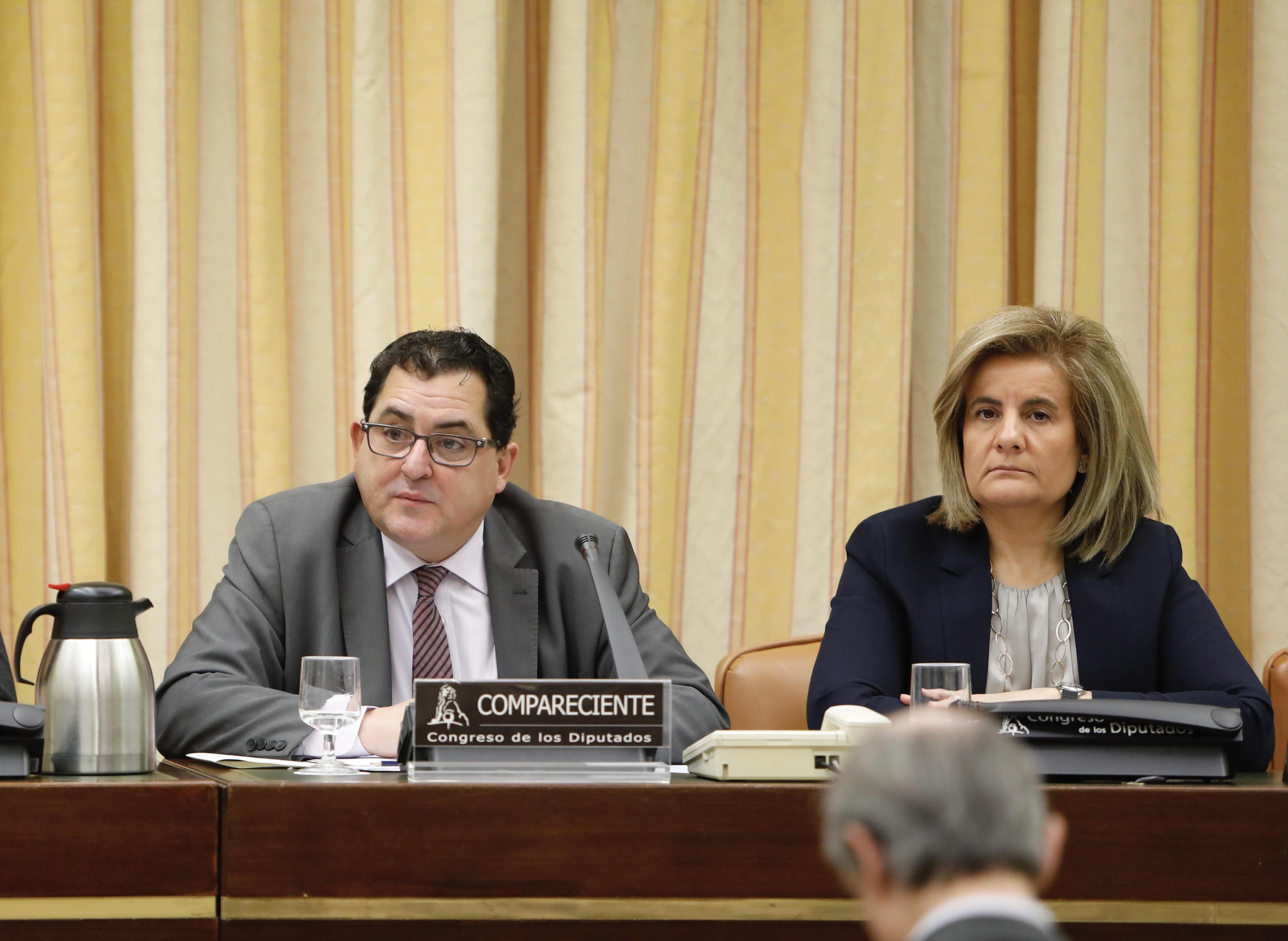 El secretario de Estado para la Unión Europea Luis Marco Aguiriano; y la presidenta de la Comisión Fátima Báñez durante la comparecencia del primero en Comisión de Asuntos Exteriores 