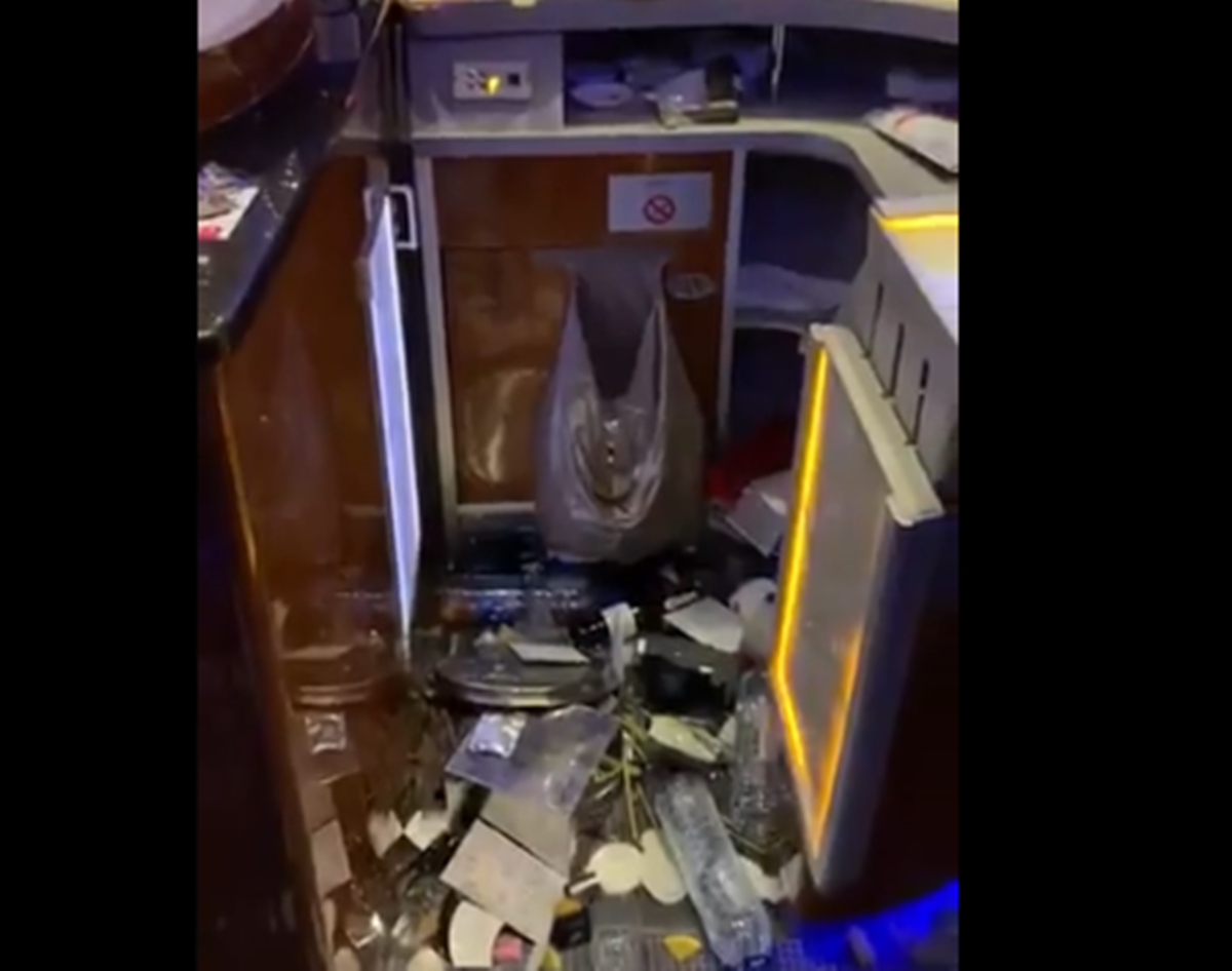 Interior del avió de Emirates tras sufrir las fuertes turbulencias. 