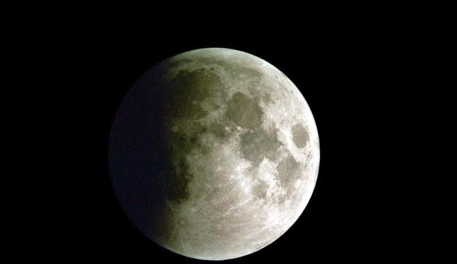 La luna durante un eclipse lunar parcial