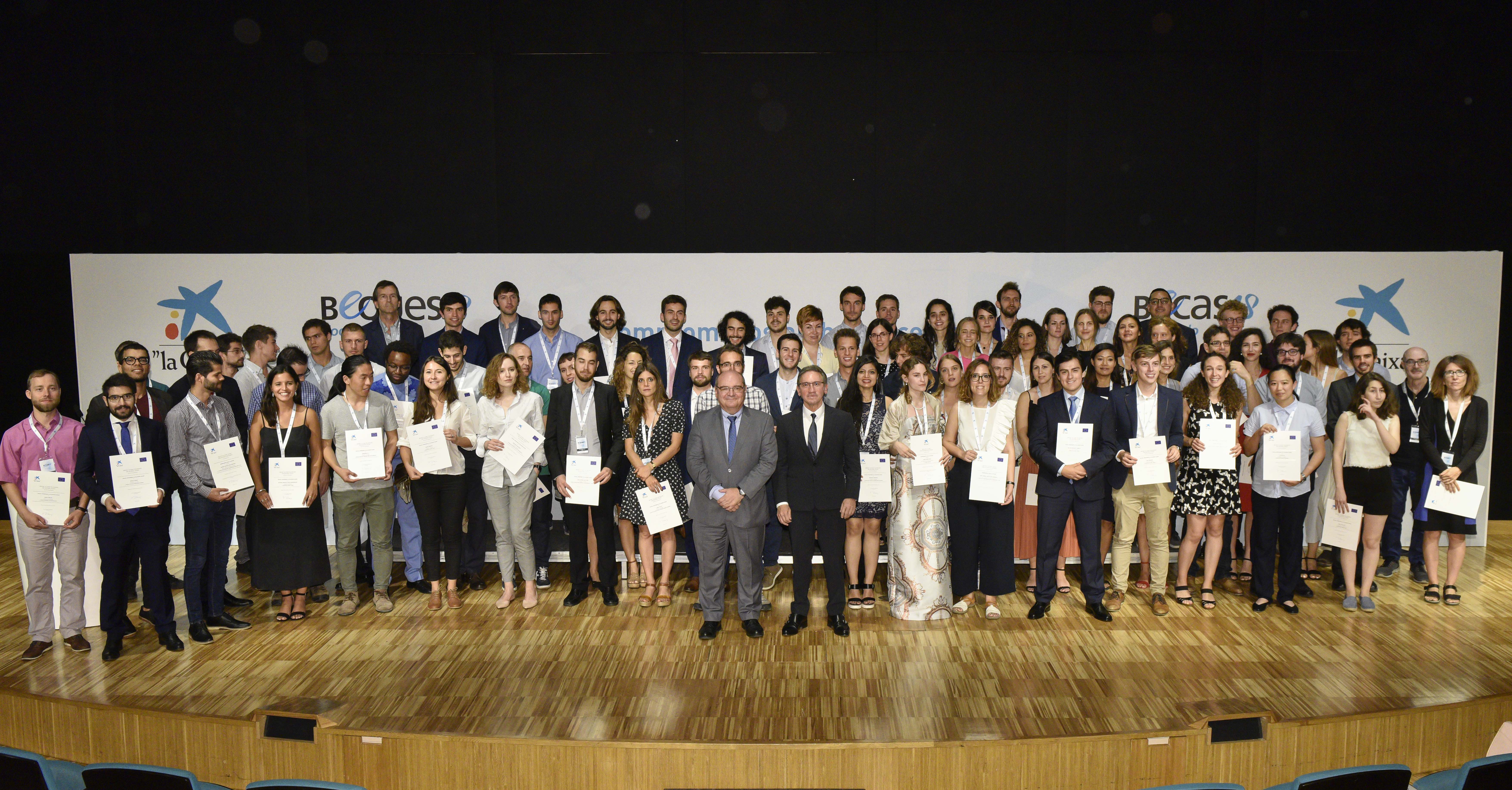 El secretario General de Universidades, José Manuel Pingarrón, y el director general de la Fundación Bancaria ”la Caixa”, Jaume Giró, en la foto de familia de la entrega en CosmoCaixa de los nuevos becarios de doctorado de ”la Caixa”.