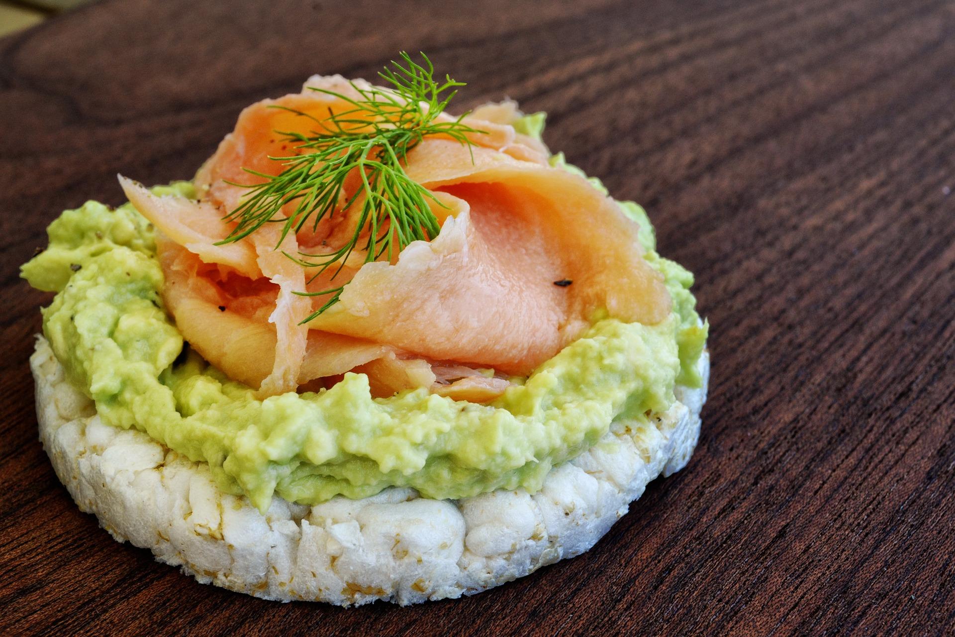 Tortita de arroz con guacamole y salmón (Pixabay)