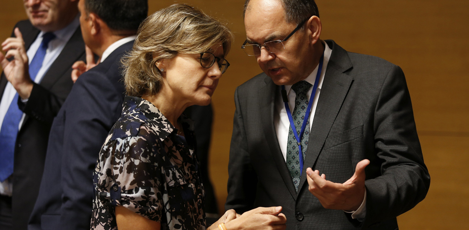 Isabel García Tejerina conversa con su homólogo alemán, Christian Schmidt, antes del comienzo de la reunión de los ministros de Agricultura de la UE en Luxemburgo