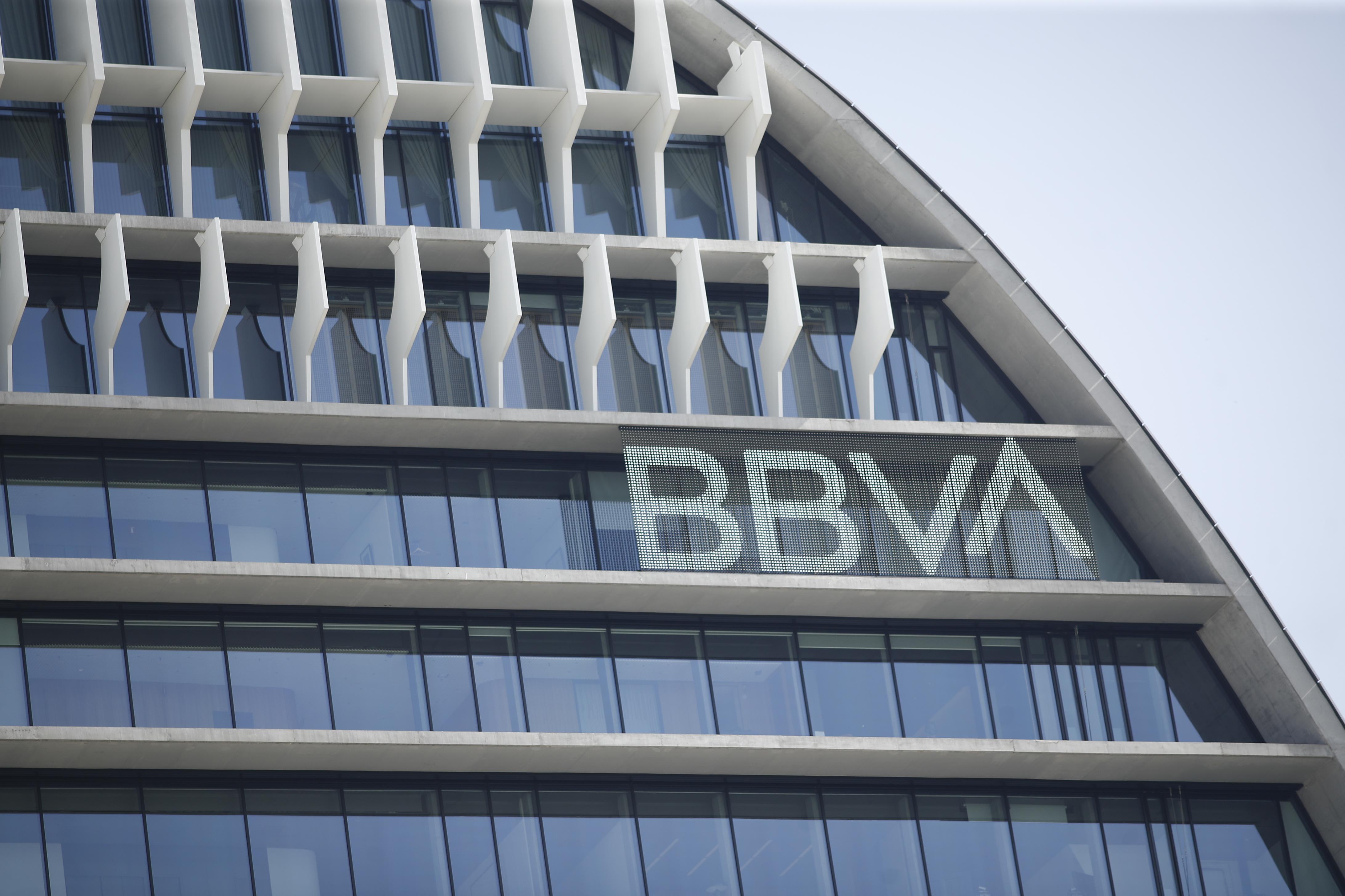 El edificio del 'La Vela' sede del BBVA en Madrid con el nuevo logo de la compañía. EP