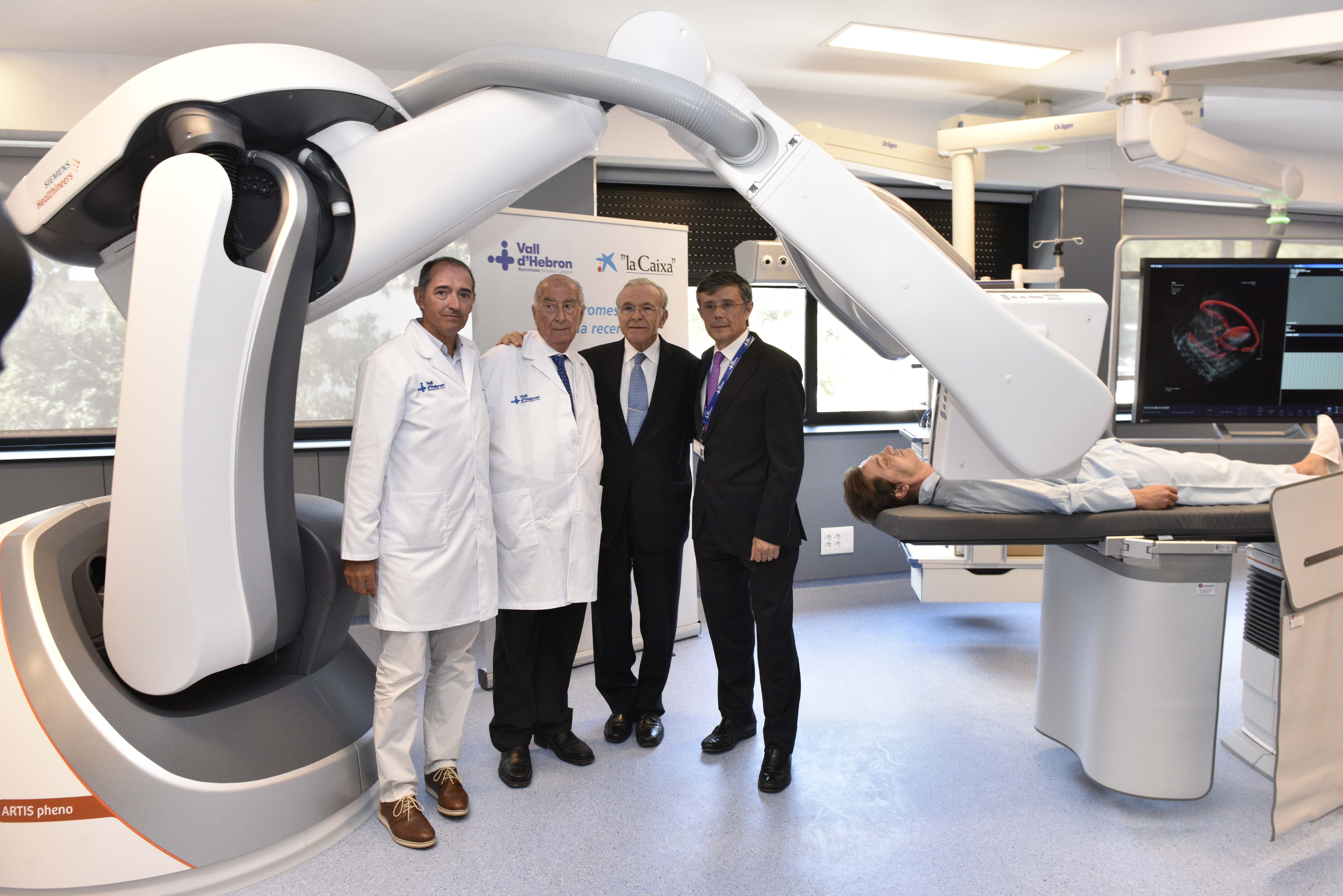 De izquierda a derecha: el Dr. Albert Salazar, gerente del Hospital Universitario Vall d’Hebron; el Dr. Josep Ramon Armengol Miró, director Vall d’Hebron-Wider Barcelona; Isidro Fainé, presidente de la Fundación Bancaria ”la Caixa”, y el Dr. Joan X. Comel