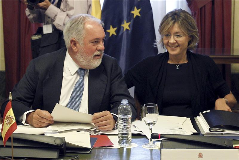  Rajoy no cambia: Al 'lobbysta' Arias Cañete le sustituye la 'lobbysta' García Tejerina