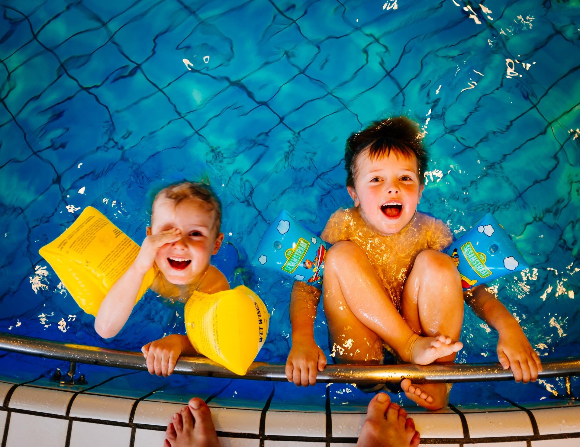 Niños en una piscina (Pixabay)