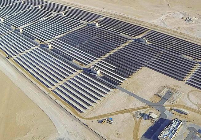 Planta solar en Dubai. Foto: Acciona