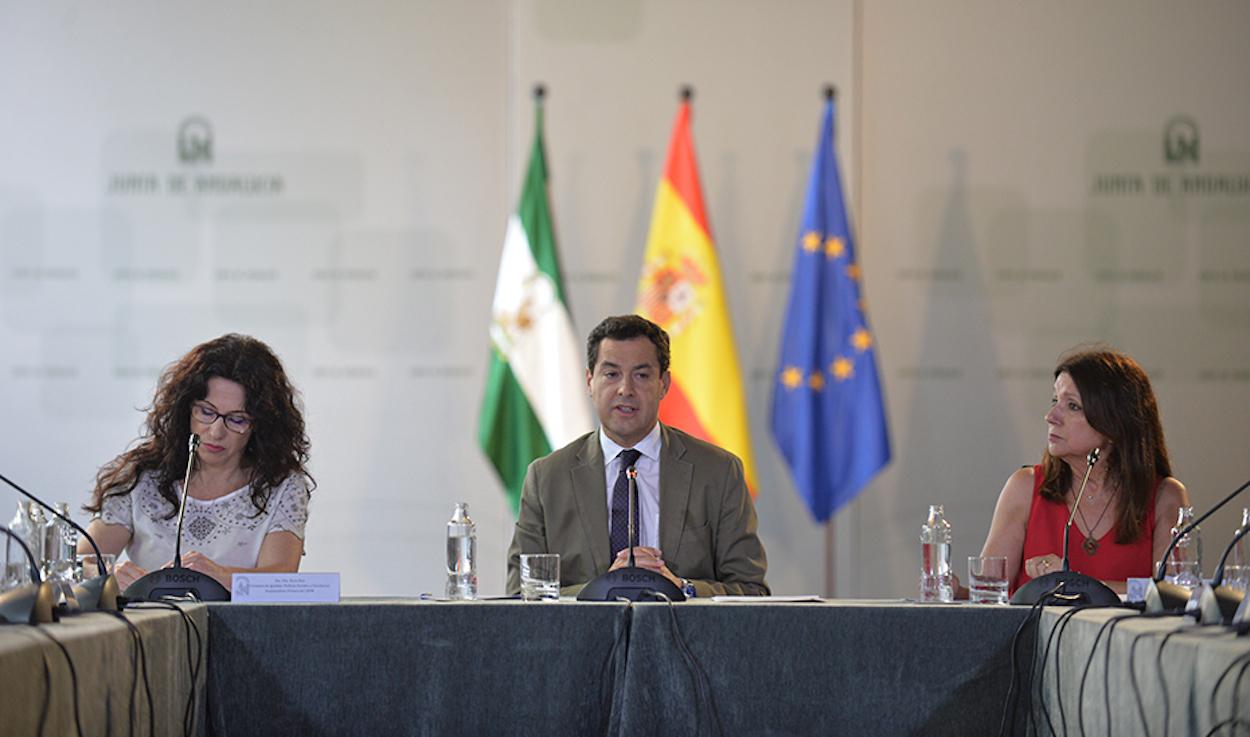 El presidente Juanma Moreno y la consejera Rocío Ruiz (a la izquierda), hoy en el Consejo Andaluz de Participación de las Mujeres.