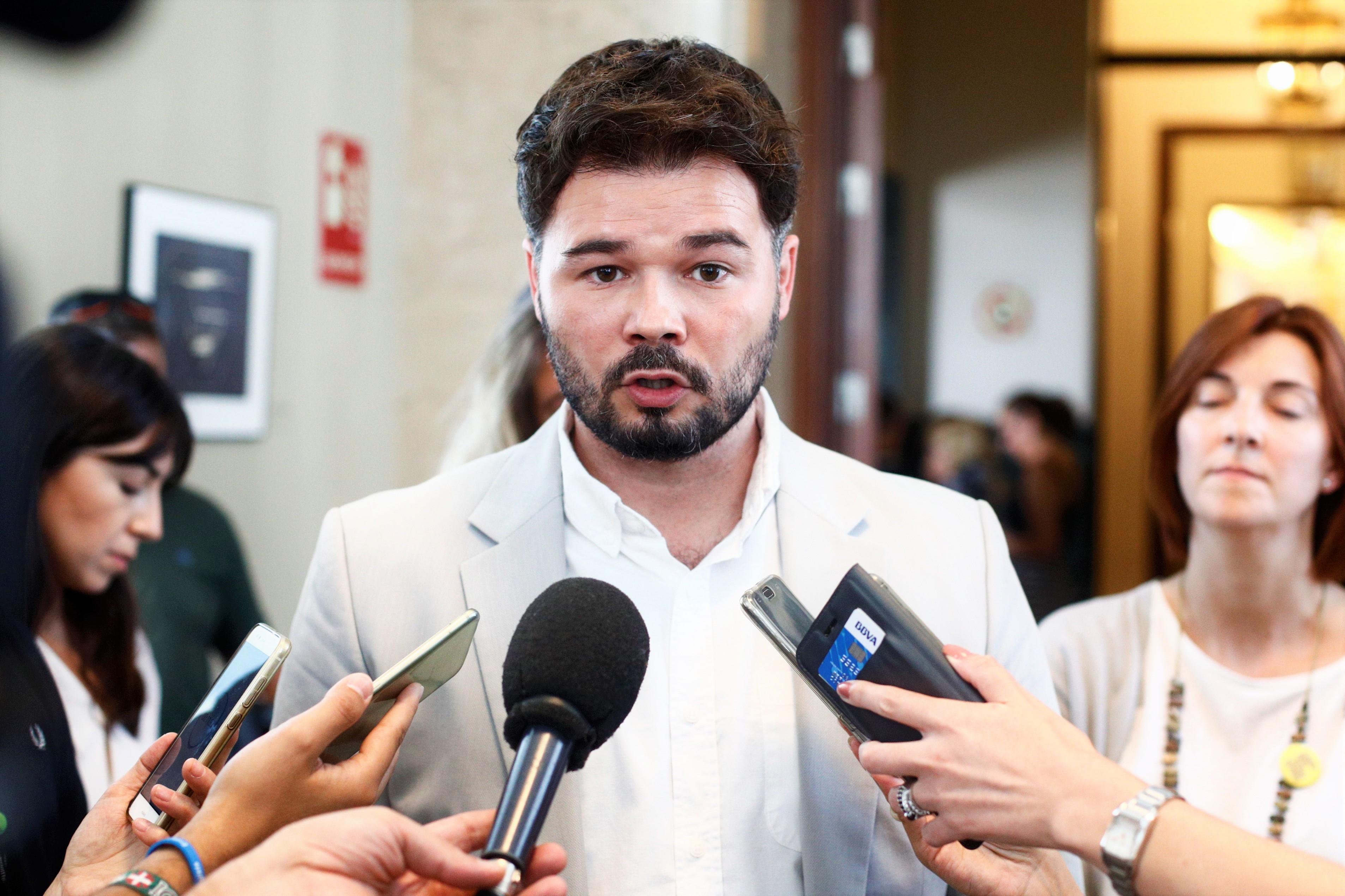 El portavoz de ERC en el Congreso de los Diputados Gabriel Rufián ofrece declaraciones a los medios de comunicación. EP