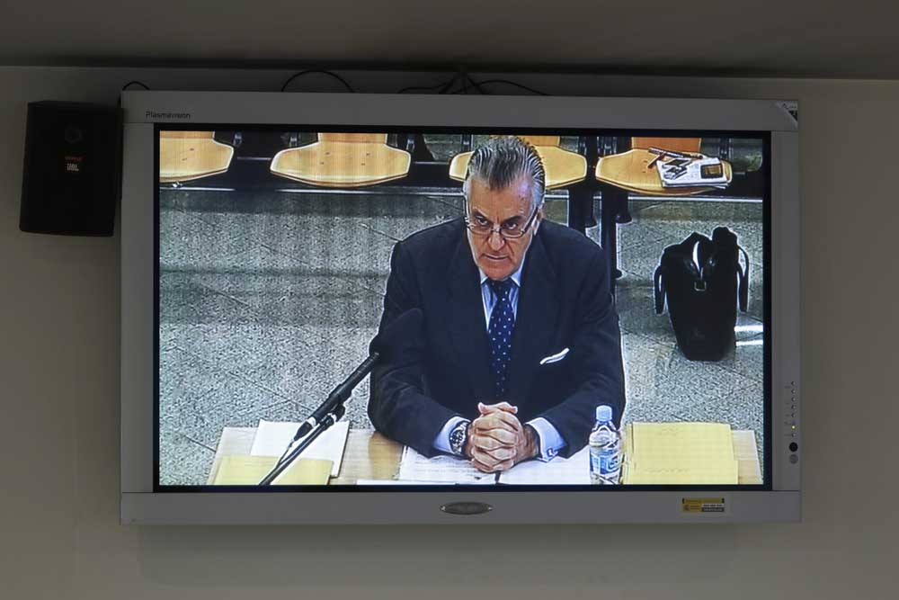 Imagen del monitor instalado en la sala de prensa de la Audiencia Nacional, de la declaración del extesorero del PP Luis Bárcenas, para quien la Fiscalía pide 42 años y seis meses de cárcel.