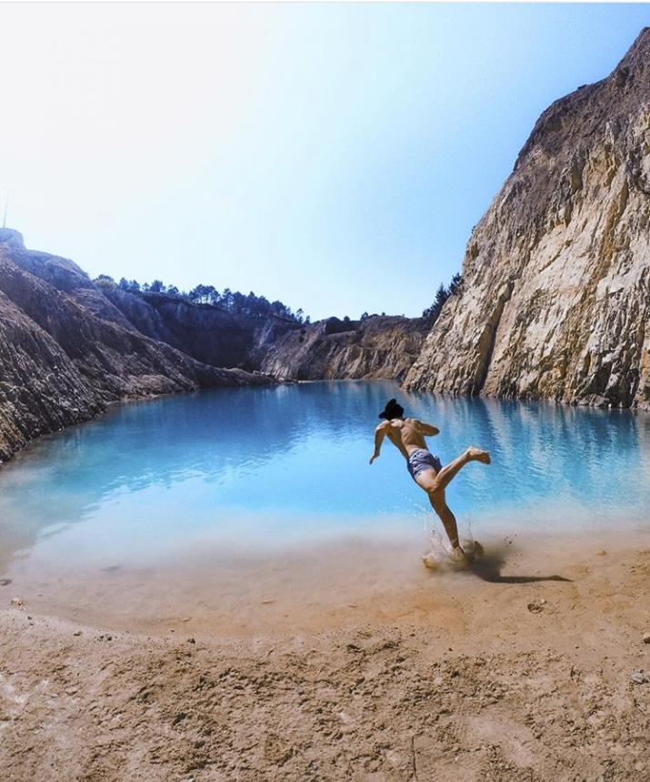El instagramer metiéndose en el lago tóxico del Monte Neme