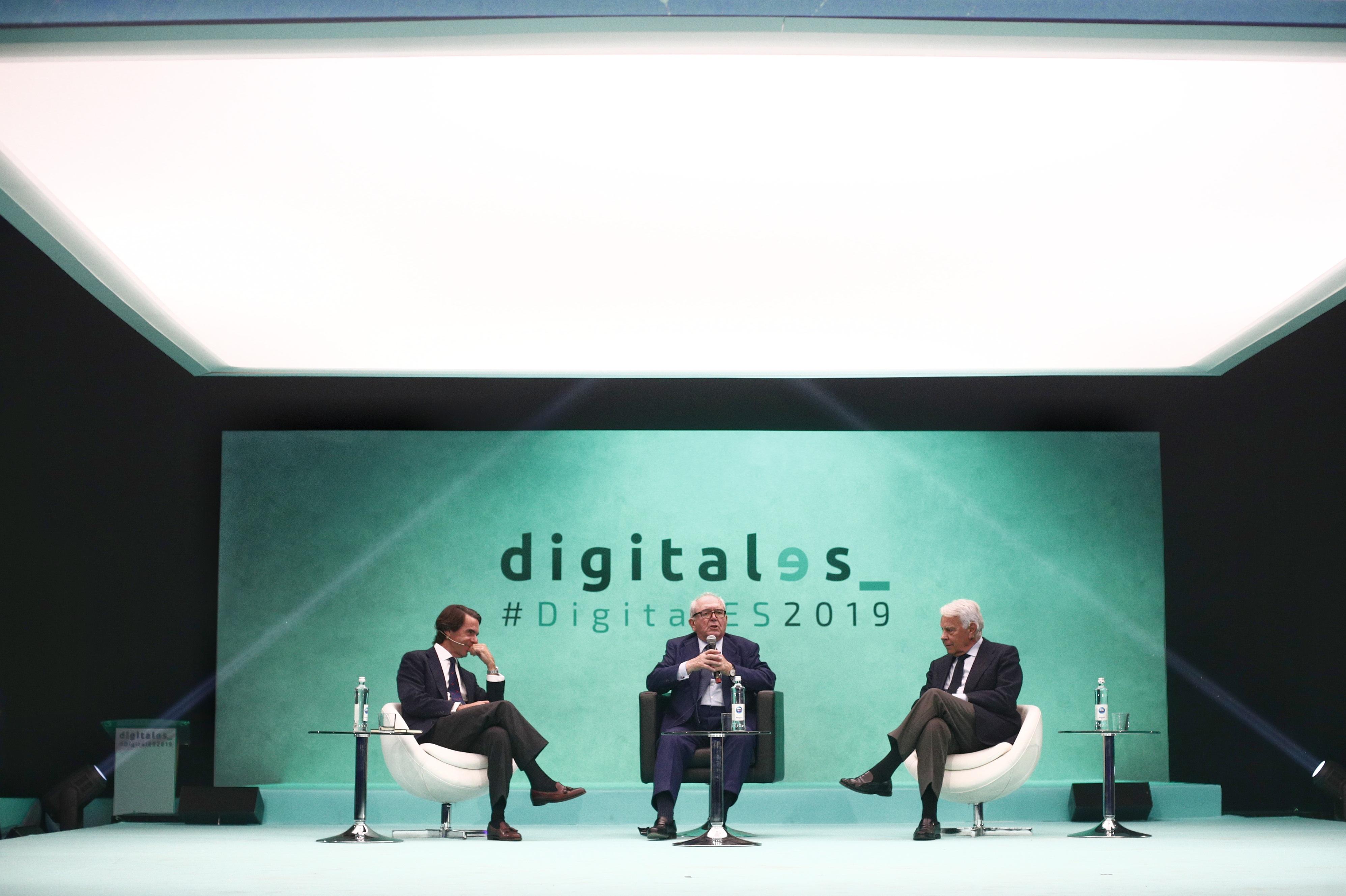 El expresidente José María Aznar; el presidente de DigitalES Eduardo Serra Rexach; y el expresidente de Gobierno Felipe González durante la segunda jornada del 'DigitalES Summit 2019' 