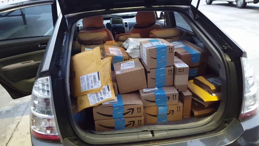 Paquetes de Amazon en un coche. UGT