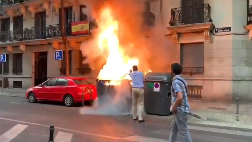 Ortega Smith apagando un contenedor ardiendo