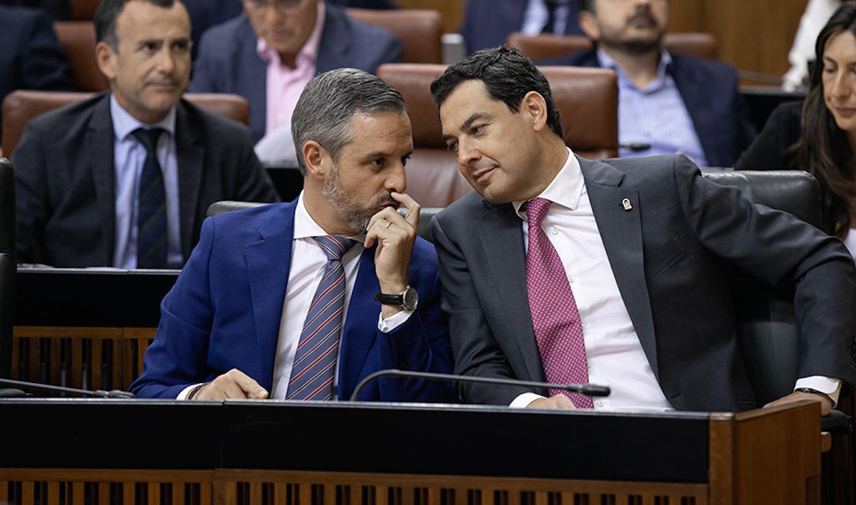 El consejero de Hacienda, Juan Bravo, y el presidente, Juanma Moreno, en el Parlamento. PORTAVOZ DEL GOBIERNO