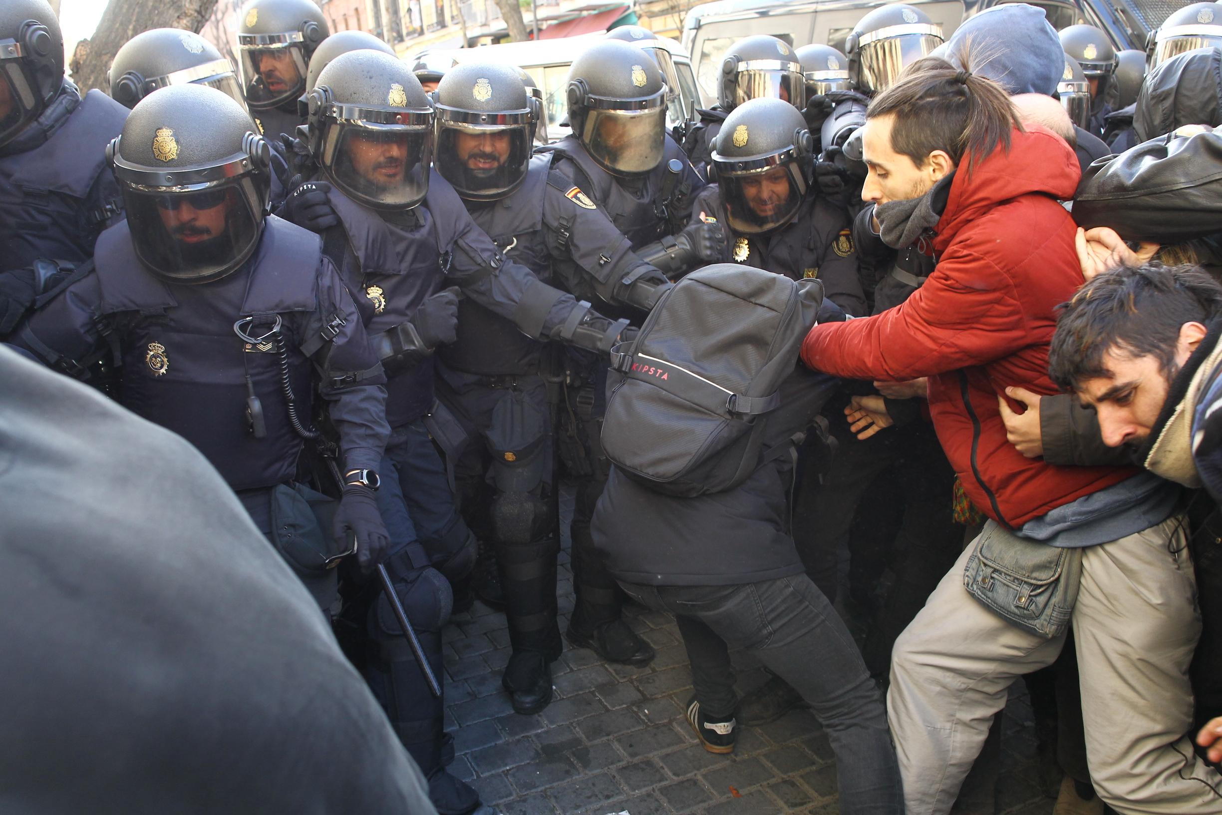 Tensión en las inmediaciones de la calle Argumosa de Madrid entre agentes antidisturbios de la Policía Nacional y activistas de la plataforma 'Stop Desahucios'  que se manifiestan ante la previs