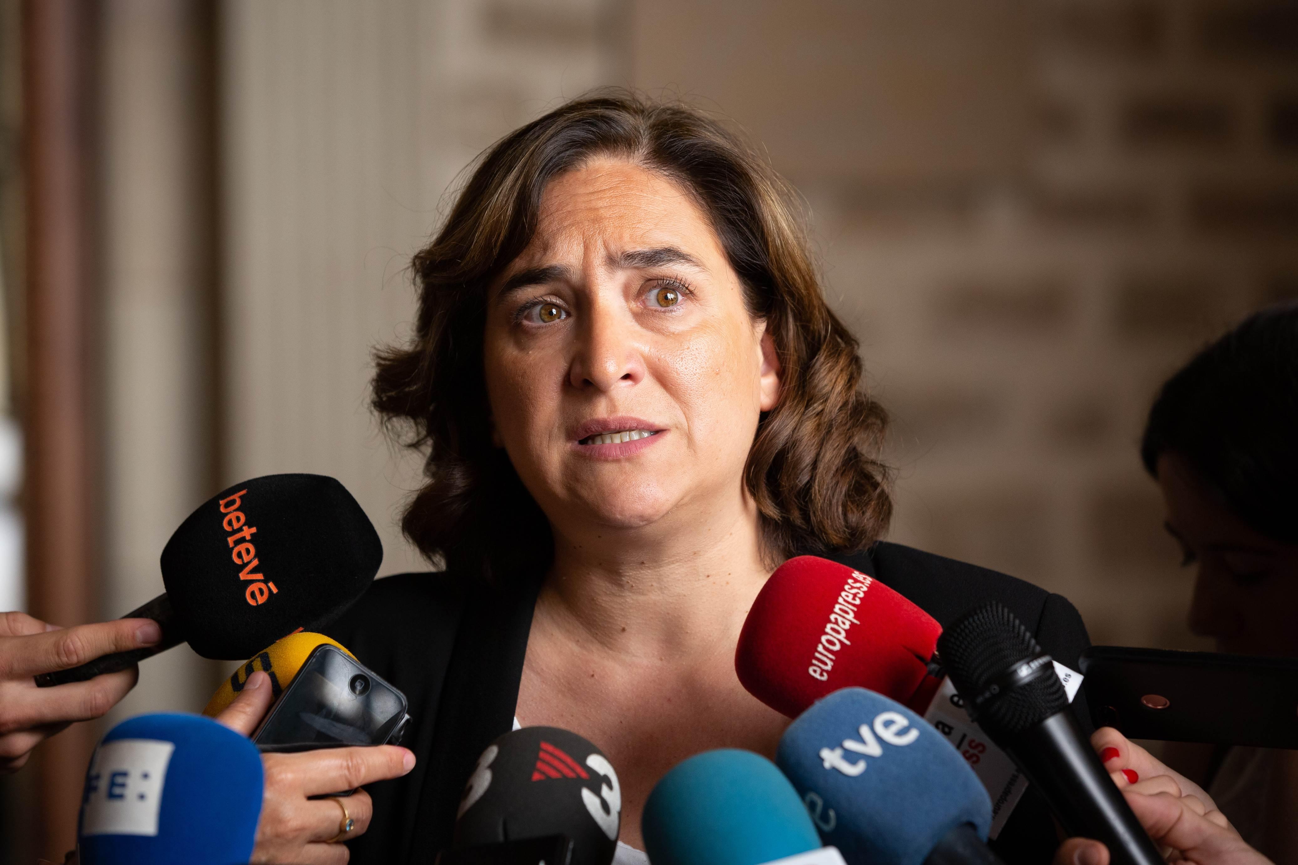 La alcaldesa de Barcelona Ada Colau ofrece declaraciones a los medios de comunicación en el Ayuntamiento 