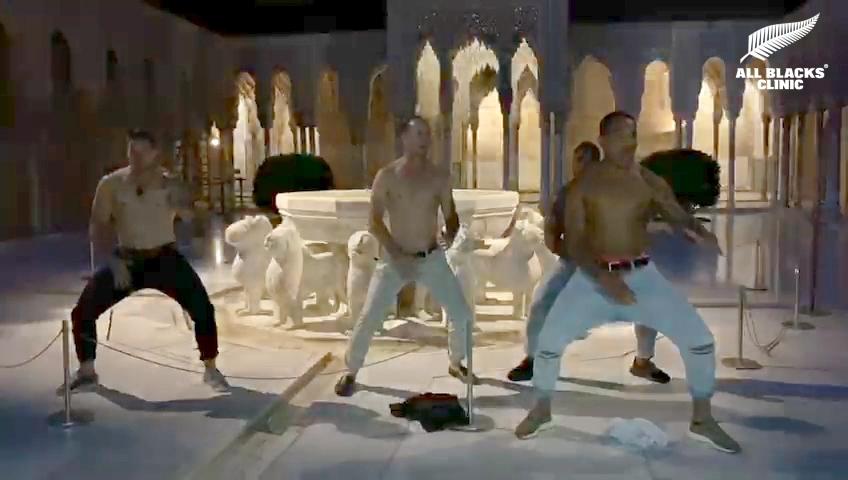 Los All Blacks bailan la ‘haka’ en el Patio de los Leones de la Alhambra de Granada. EP