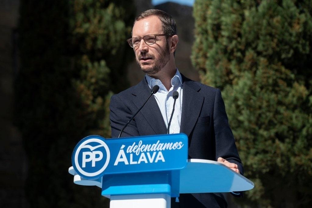 Javier Maroto haciendo campaña en Álava. EP
