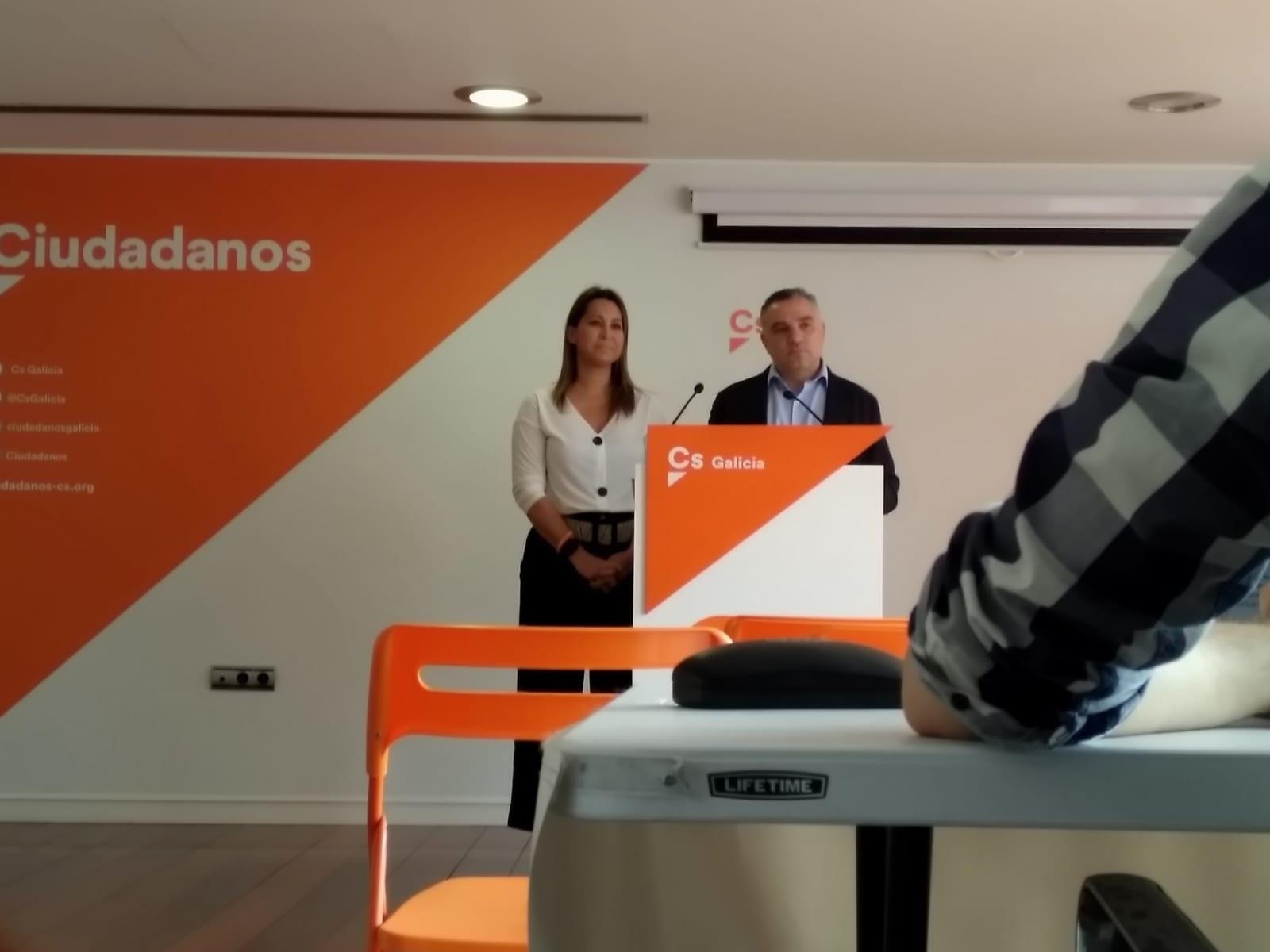 La diputada de Ciudadanos en el Congreso Beatriz Pino y el secretario de Organización de Cs Galicia, Laureano Bermejo, en rueda de prensa