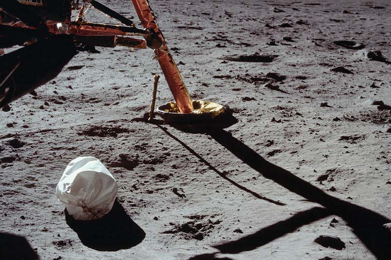 Bolsa de excrementos captada por Neil Armstrong. Foto: NASA