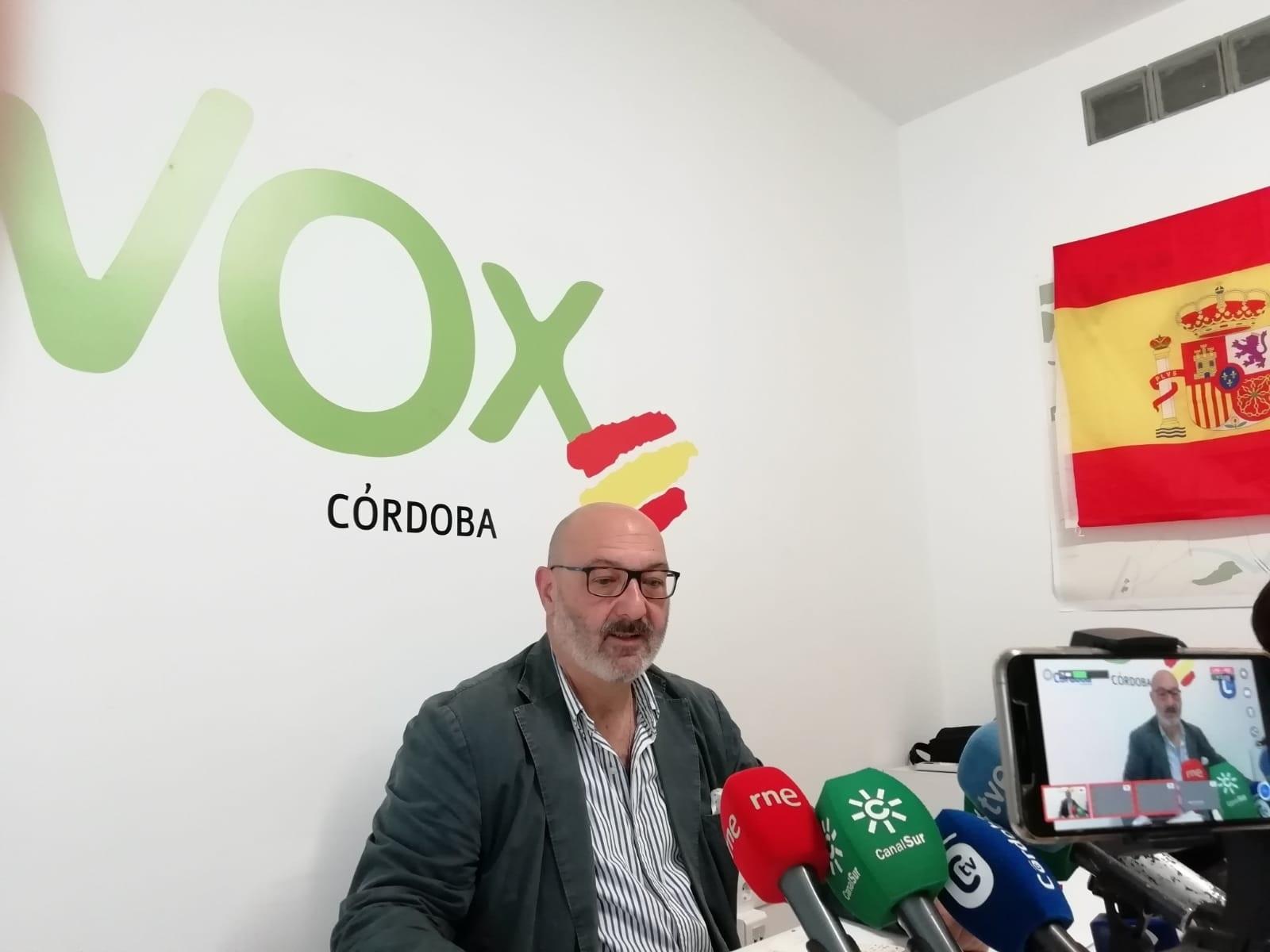 El portavoz de Vox en el Parlamento de Andalucía Alejandro Hernández en la sede de su partido en Córdoba 