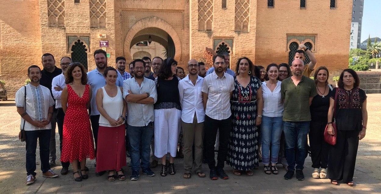 Foto de familia de los socios y dirigentes de Adelante Andalucía, ayer en Sevilla. 