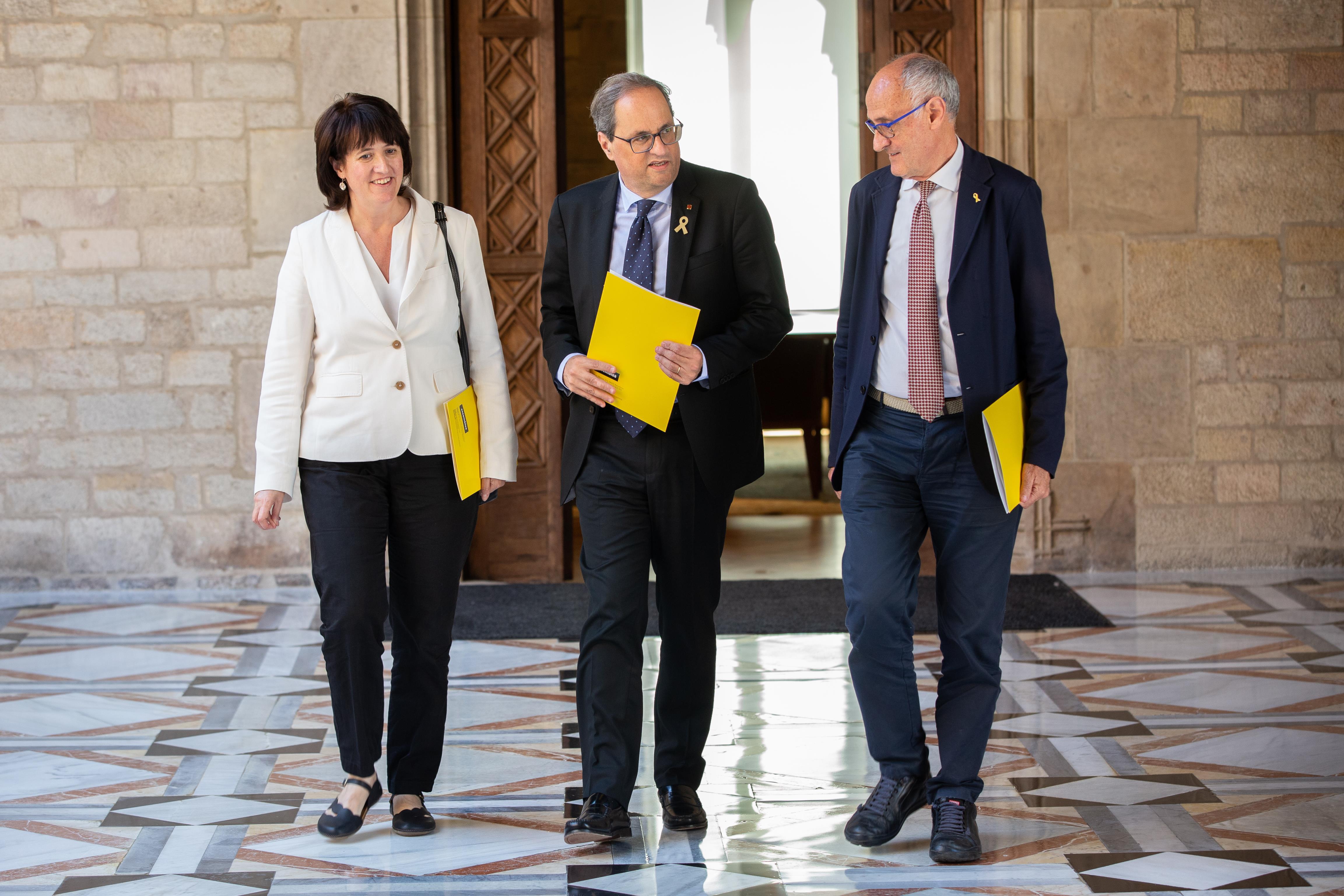 La presidenta de la Asamblea Nacional Catalana (ANC) Elisenda Paluzie el presidente de la Generalitat Quim Torra y el vicepresidente de la Asablea Nacional Catalana (ANC) Josep Cruanyes a su llegada al Palacio de l