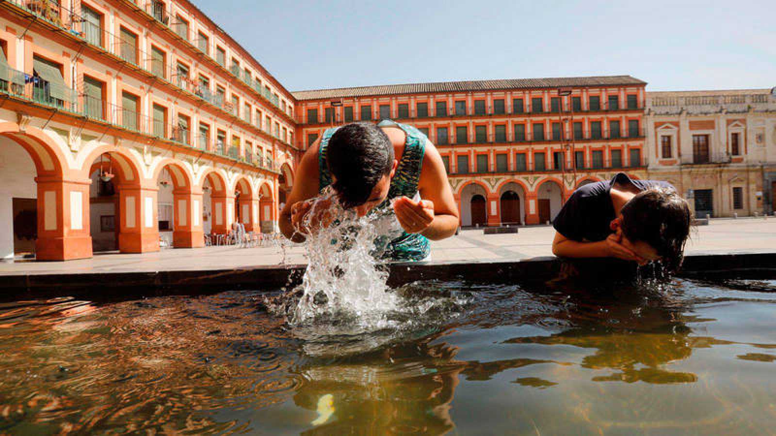 Unos niños se refrescan en una fuente en Córdoba. TVE Archivo