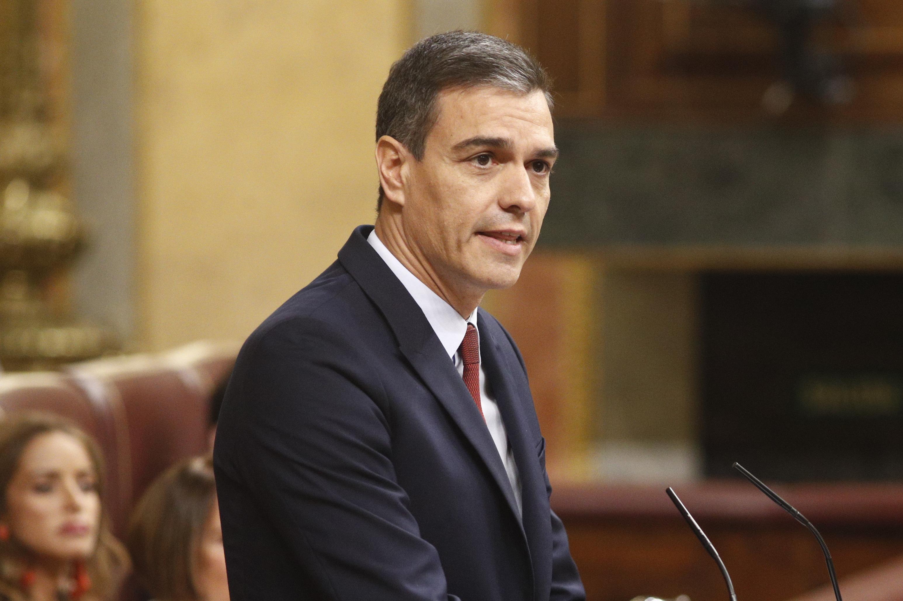 El presidente del Gobierno en funciones y candidato del PSOE a la reelección Pedro Sánchez interviene desde la tribuna del Congreso de los Diputados en la primera sesión del debate de invest